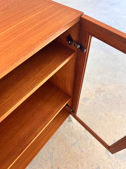 Vintage Vitrinenschrank Teak von H.W. Klein für Bramin mit neuen Chromfüßen