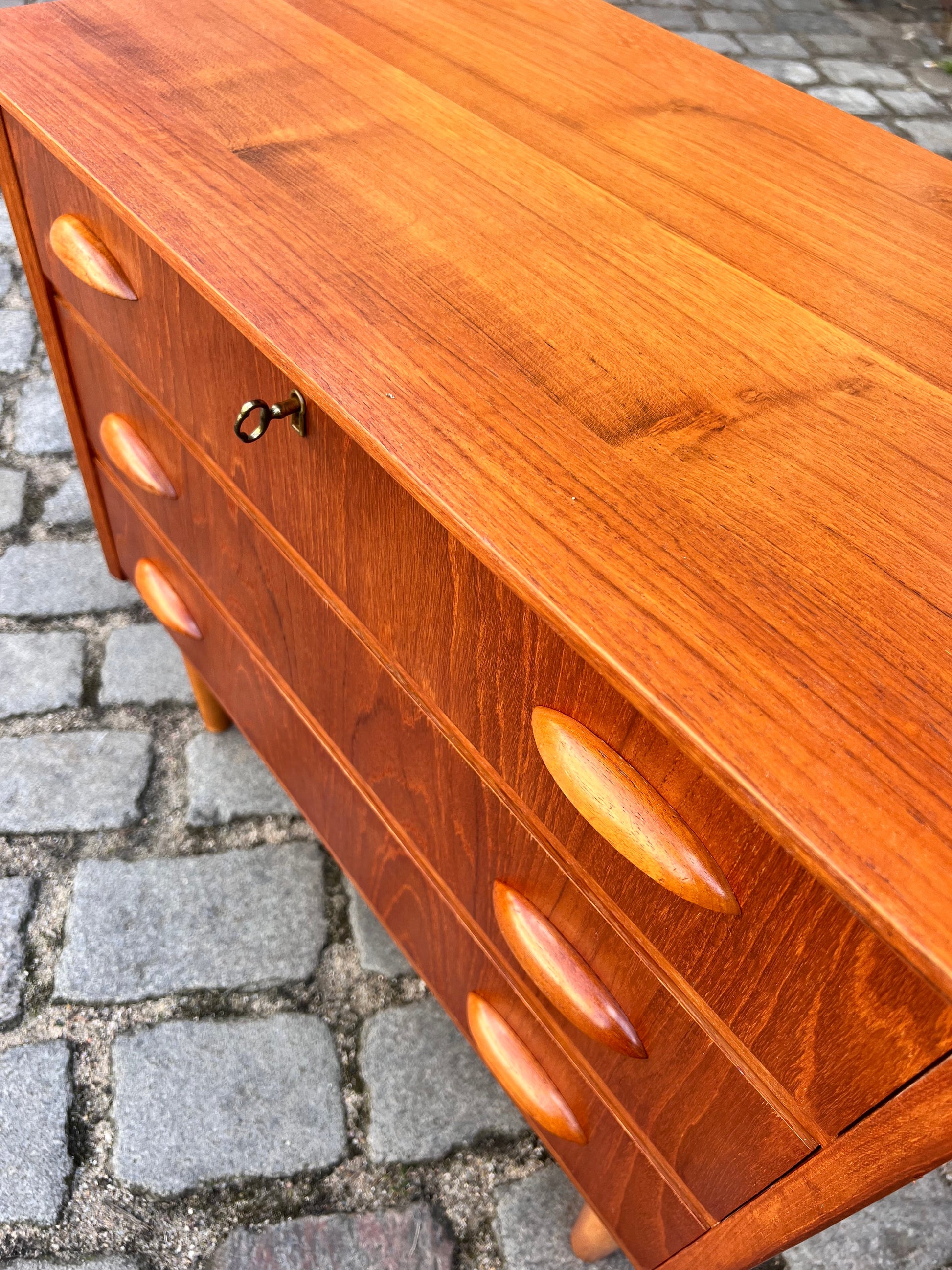 Vintage Kommode Muschelgriffe und Schloss Teak Dänemark