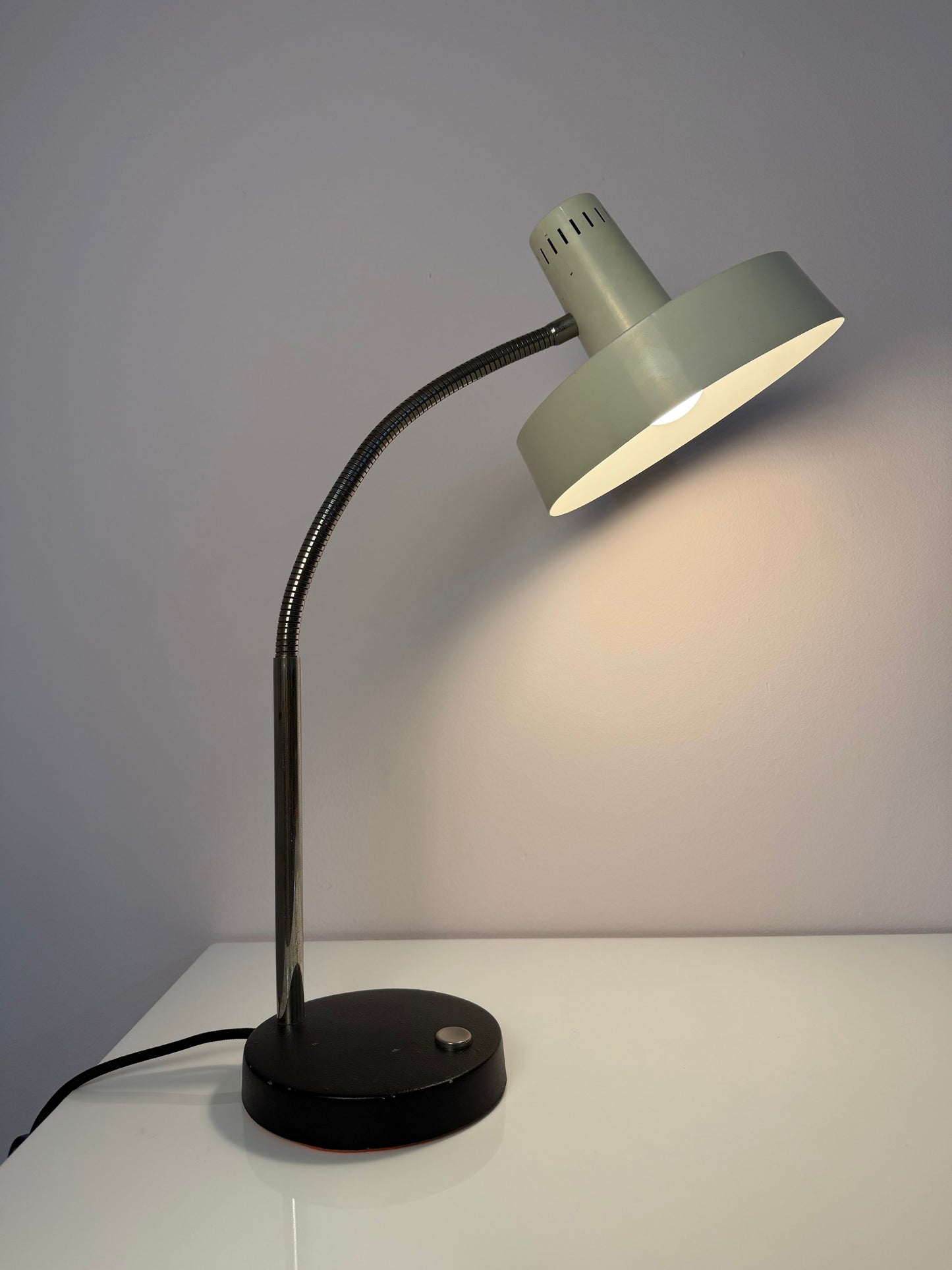 Vintage Schreibtischlampe altweiß mit beweglichem Arm, Deutschland 50er