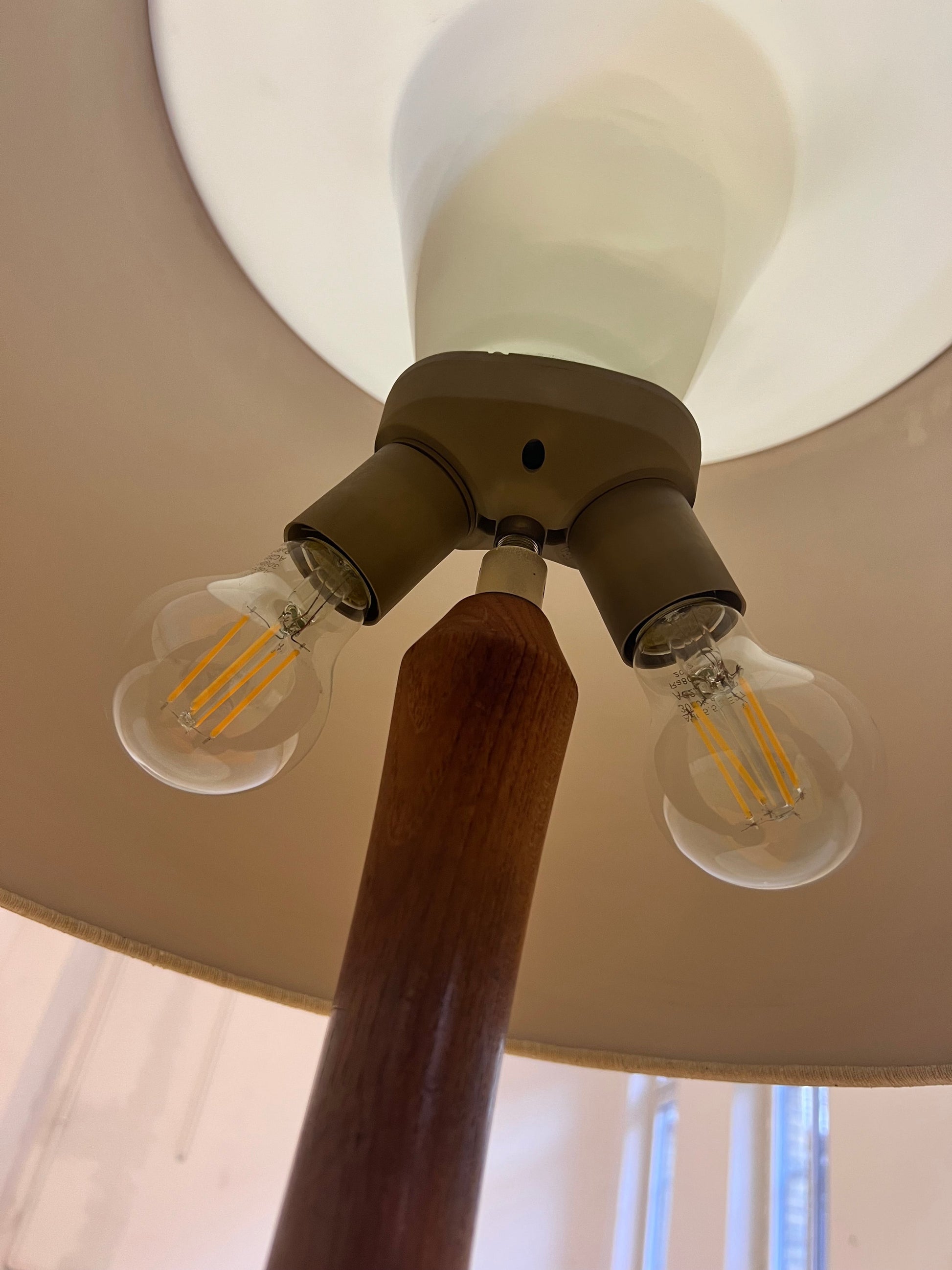 Vintage Tischlampe Teak und Rohseide von DOMUS