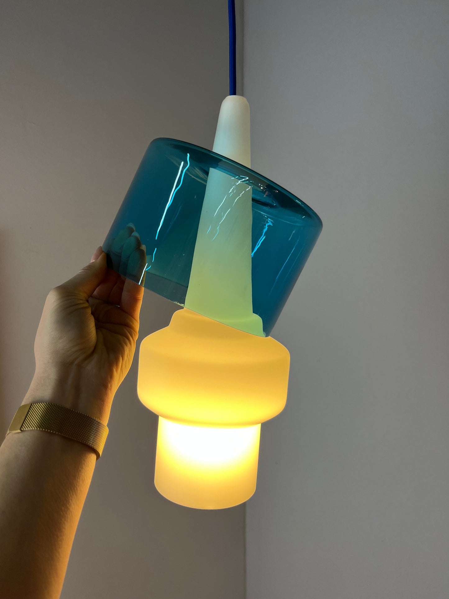 Vintage Hängelampe blau-weiß Opalglas von Hyllinge Glasbruk