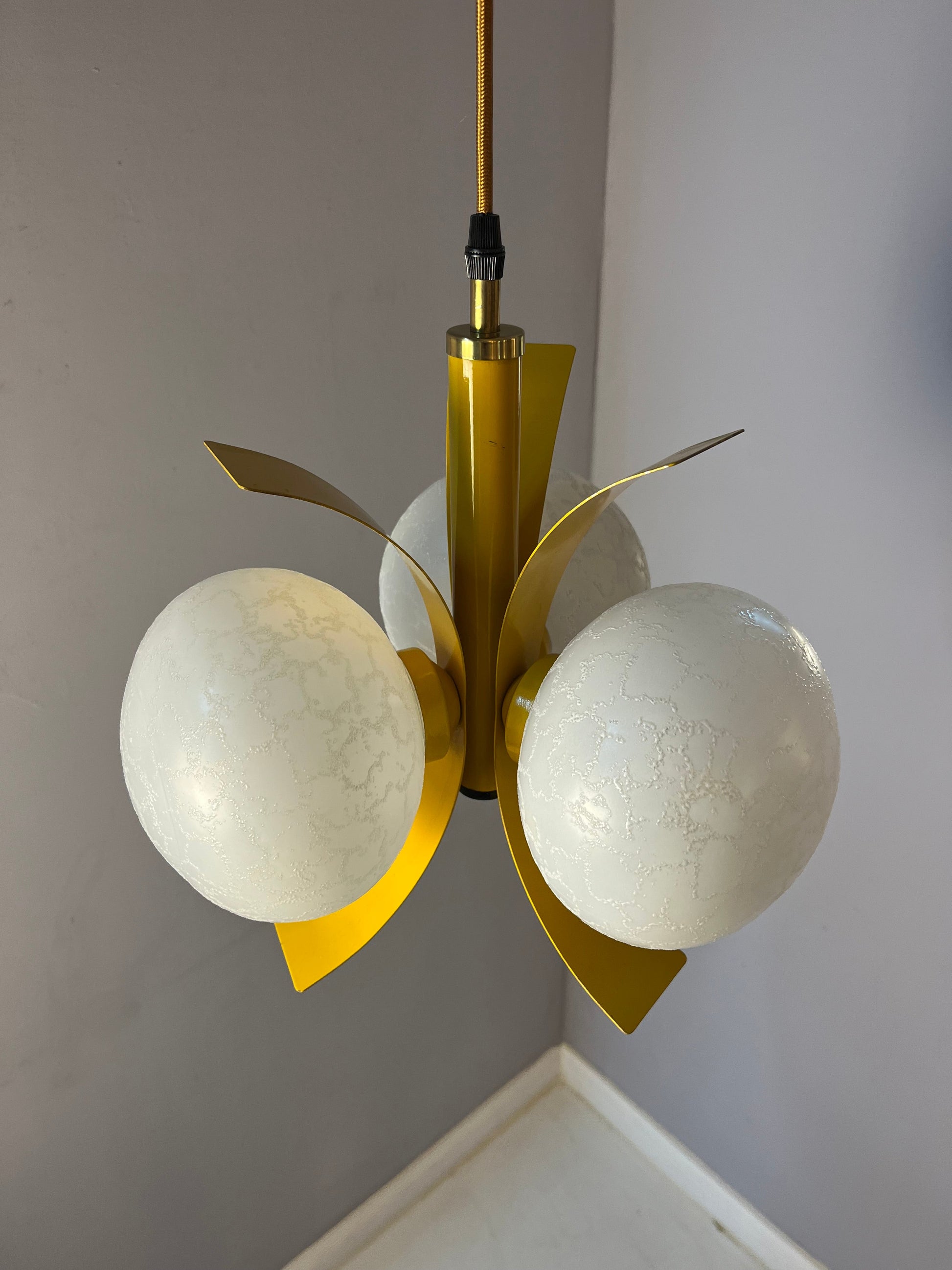 Vintage Hängelampe gelb weiß von Richard Essig für Pre-Loved ocker