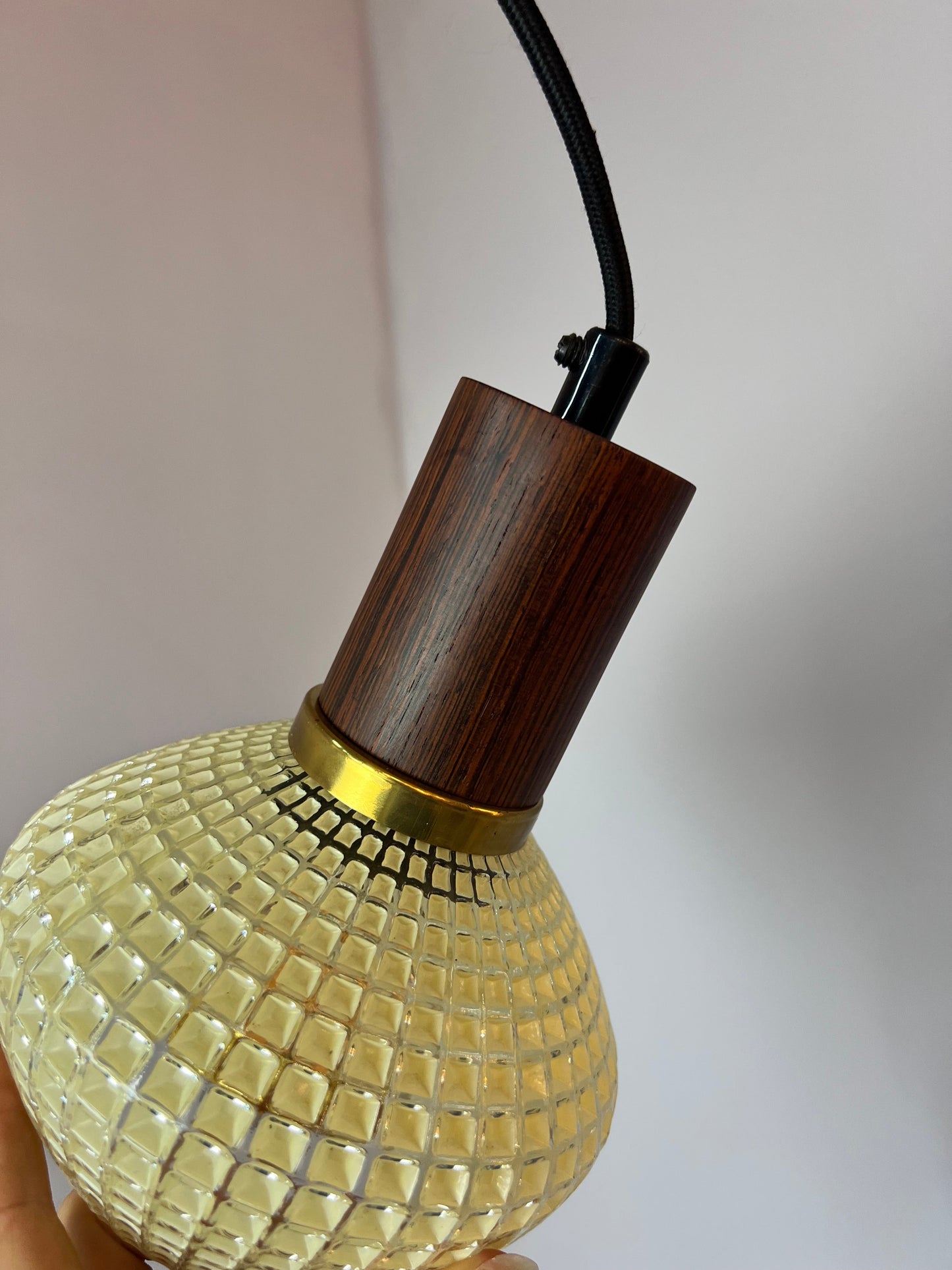 Lampe suspendue vintage en verre structuré et teck du Danemark