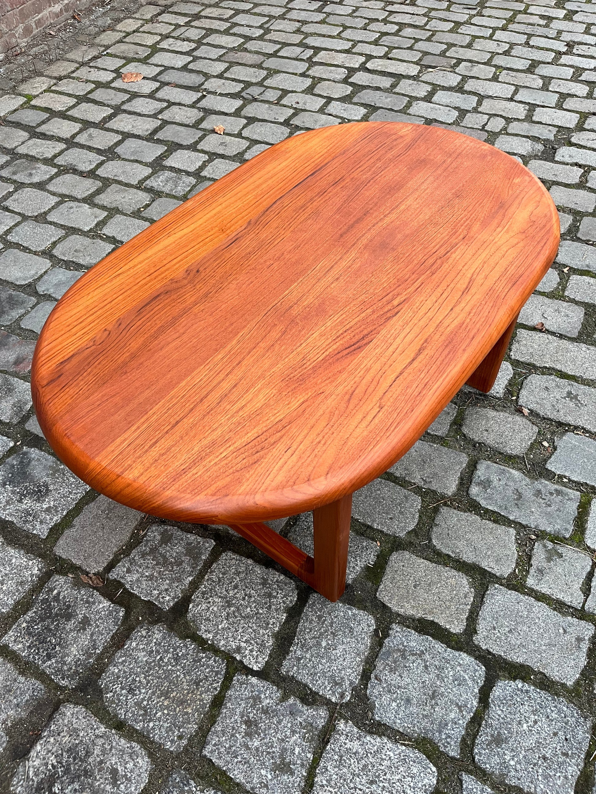 Vintage Couchtisch oval von Niels Bach für Niels Bach aus Teak