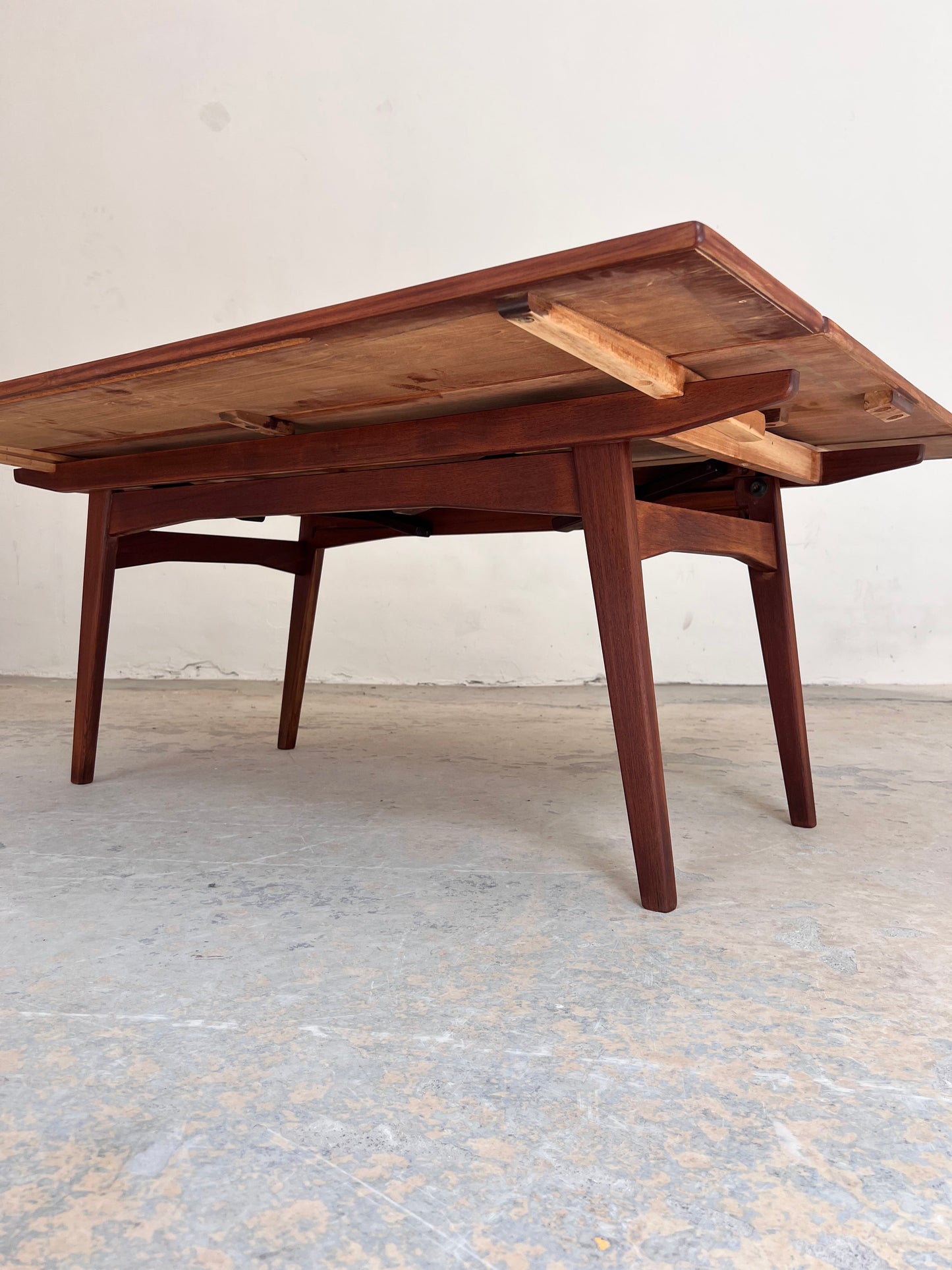 Vintage höhenverstellbarer Couchtisch Teak mit Auszügen aus Dänemark