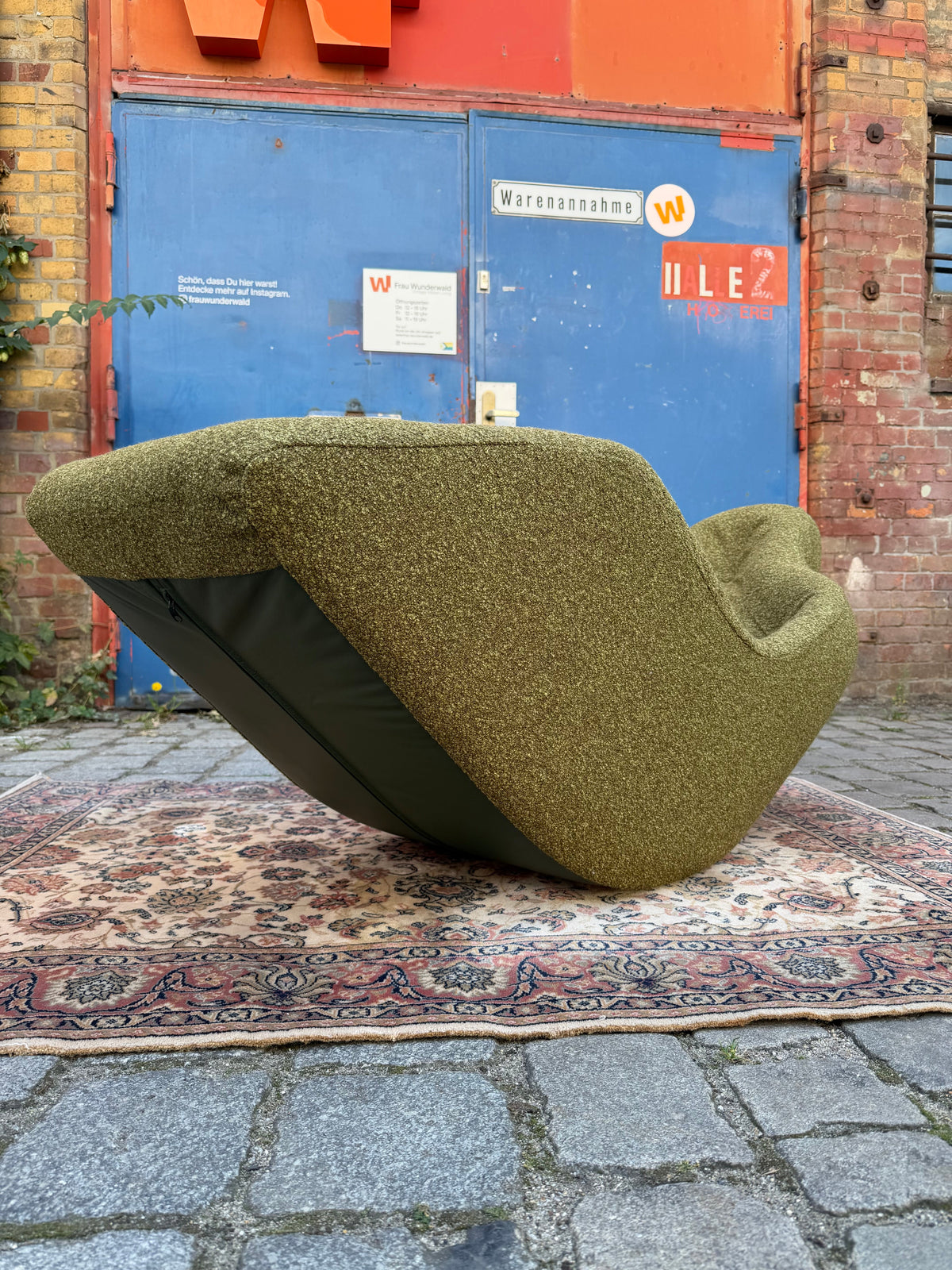 Liegesessel Space Age Bouclé moosgrün aus Italien