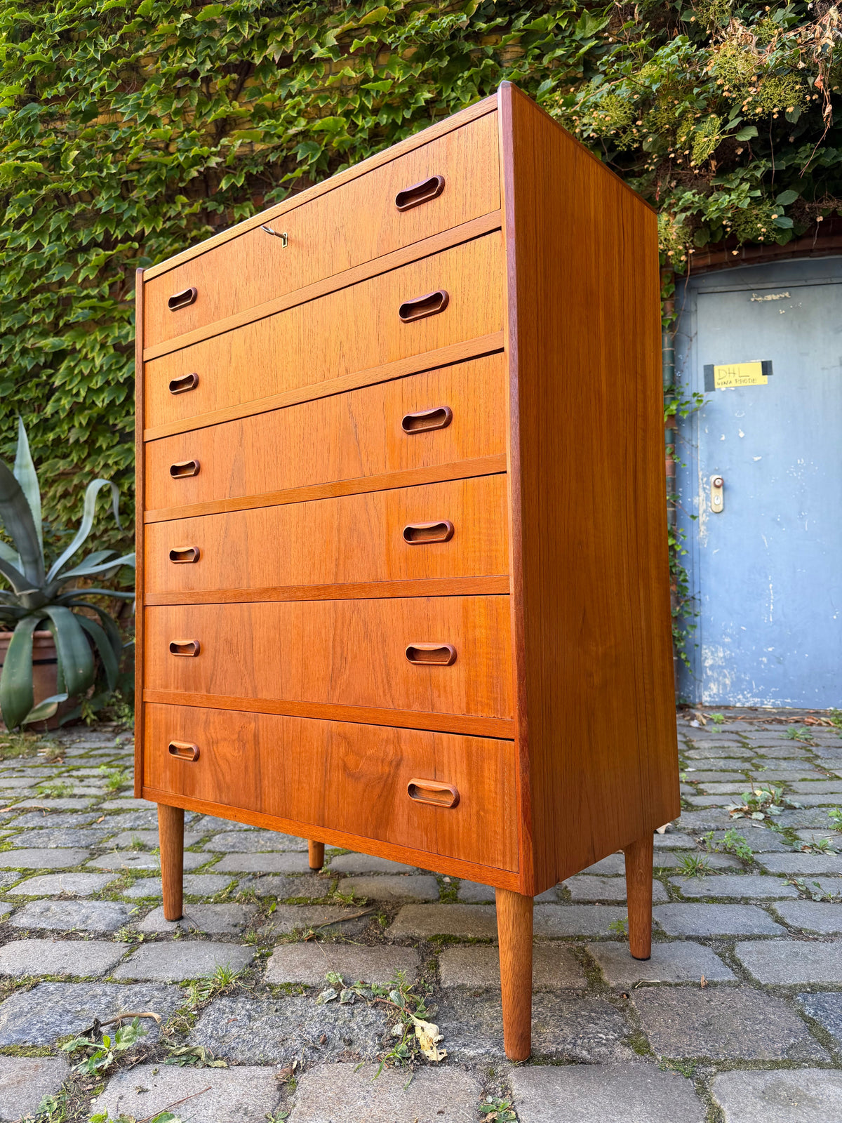 Teak Kommode mit Griffmulden und Schloss aus Dänemark
