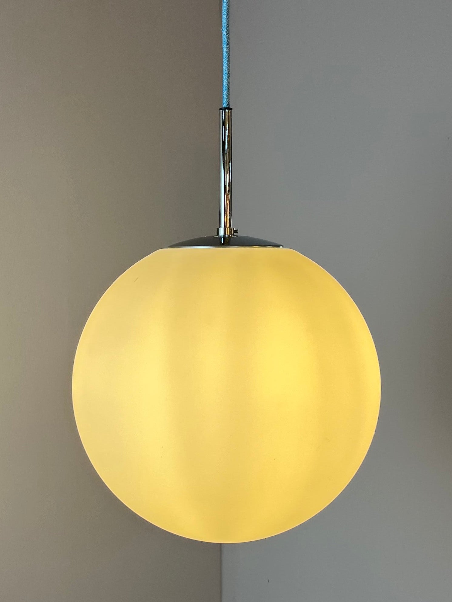 Vintage Kugellampe weiß Chrom von Glashütte Limburg