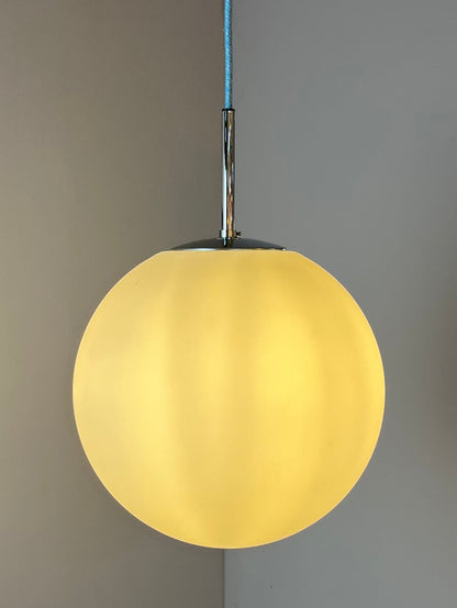 Vintage Kugellampe weiß Chrom von Glashütte Limburg