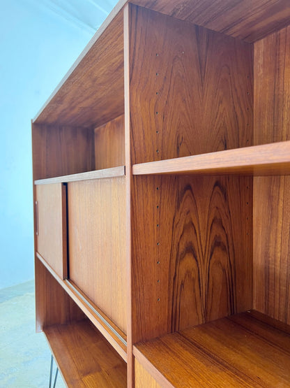 Vintage Regal auf Hairpinlegs aus Dänemark, Teak, Schiebetür und Fächer