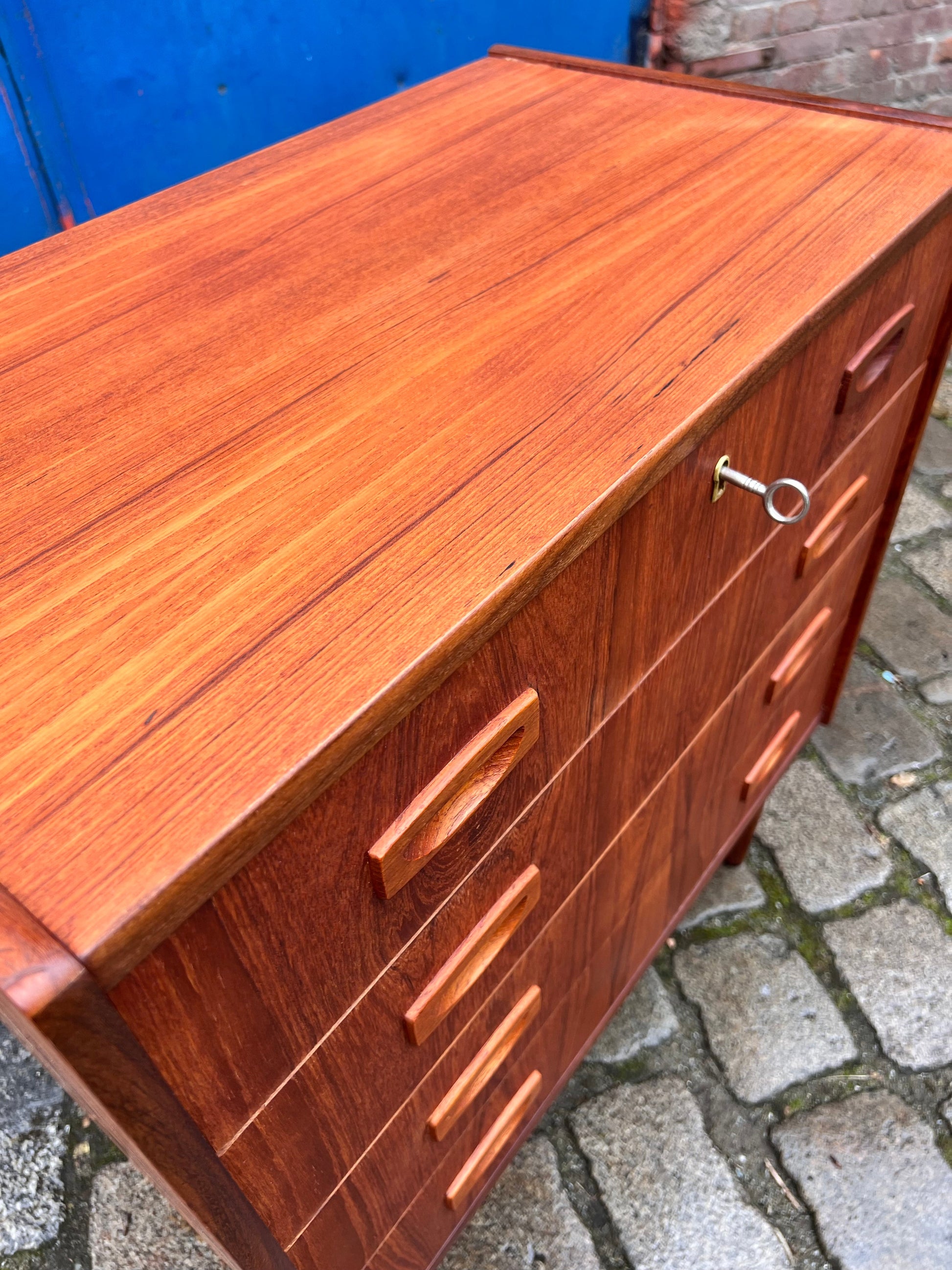 Vintage Kommode Teak mit Schloss aus Dänemark