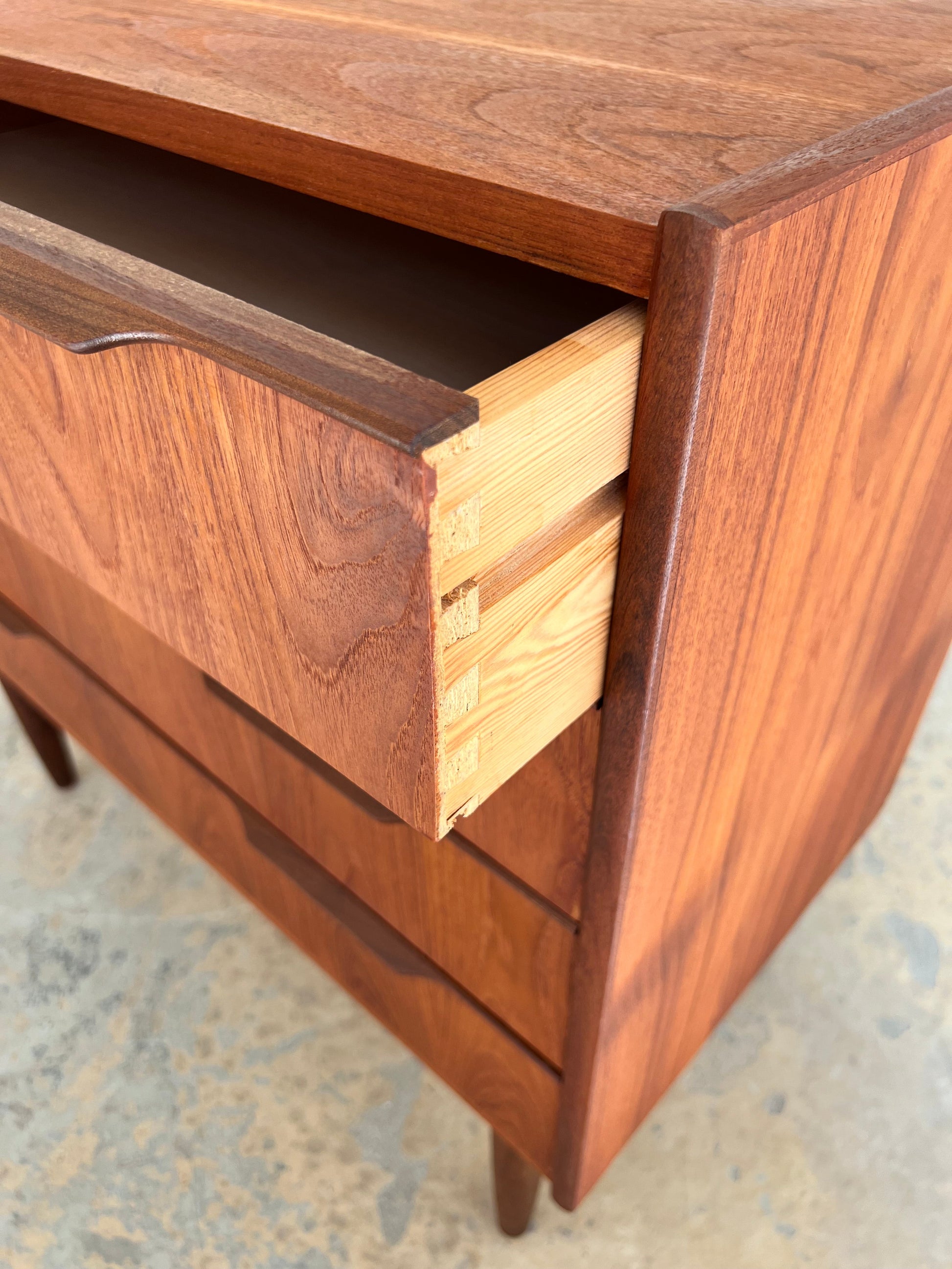 Vintage Kommode aus Teak mit Schloss aus Dänemark