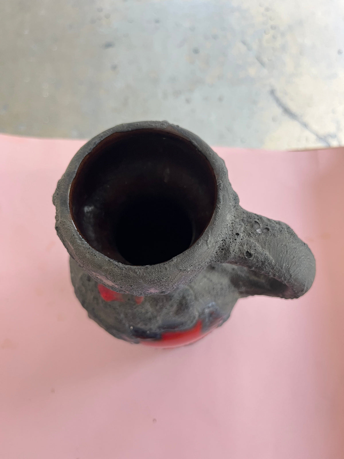 Vase vintage Fat Lava rouge noir par Marei Keramik