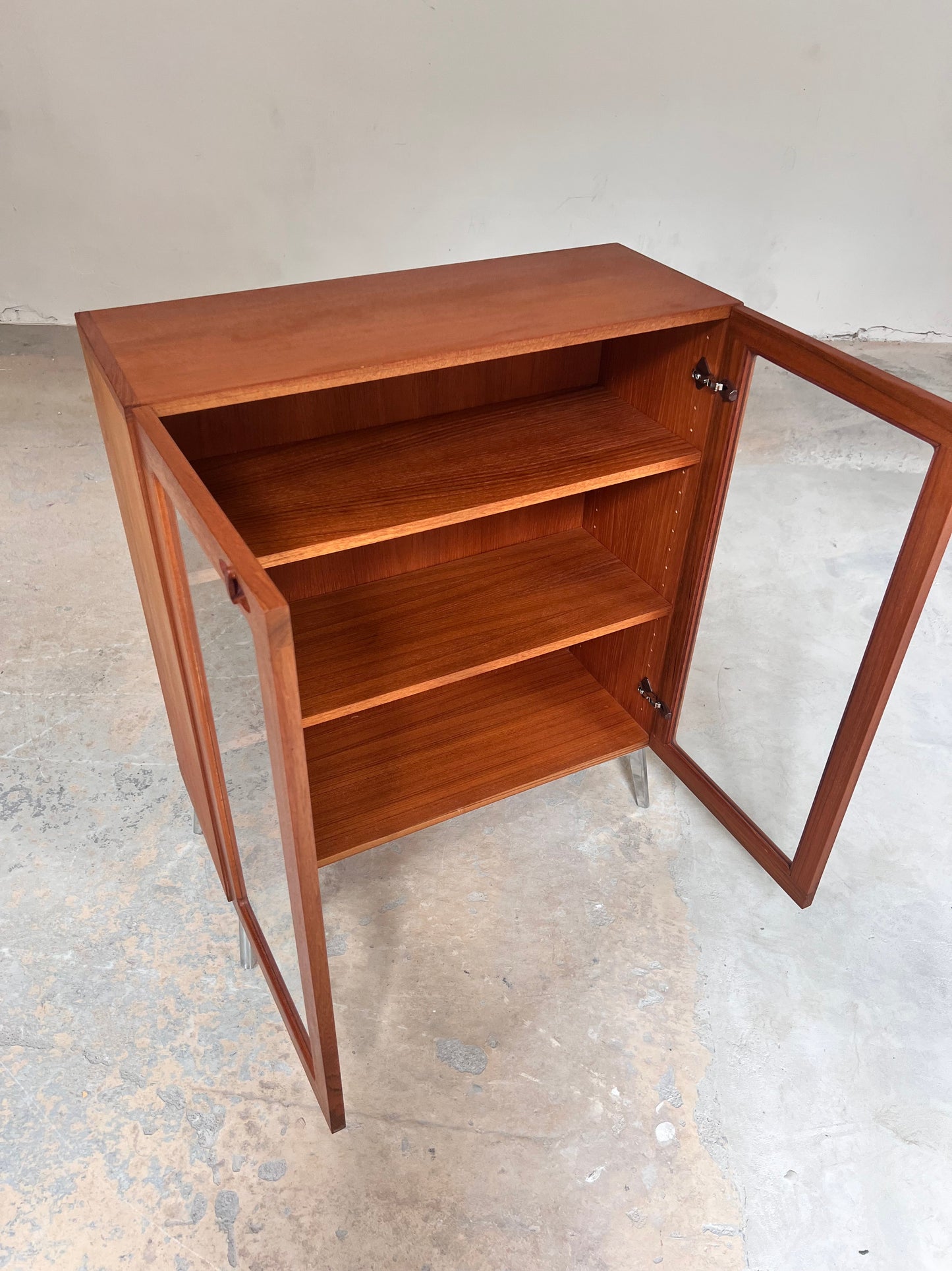 Vintage Vitrinenschrank Teak von H.W. Klein für Bramin mit neuen Chromfüßen