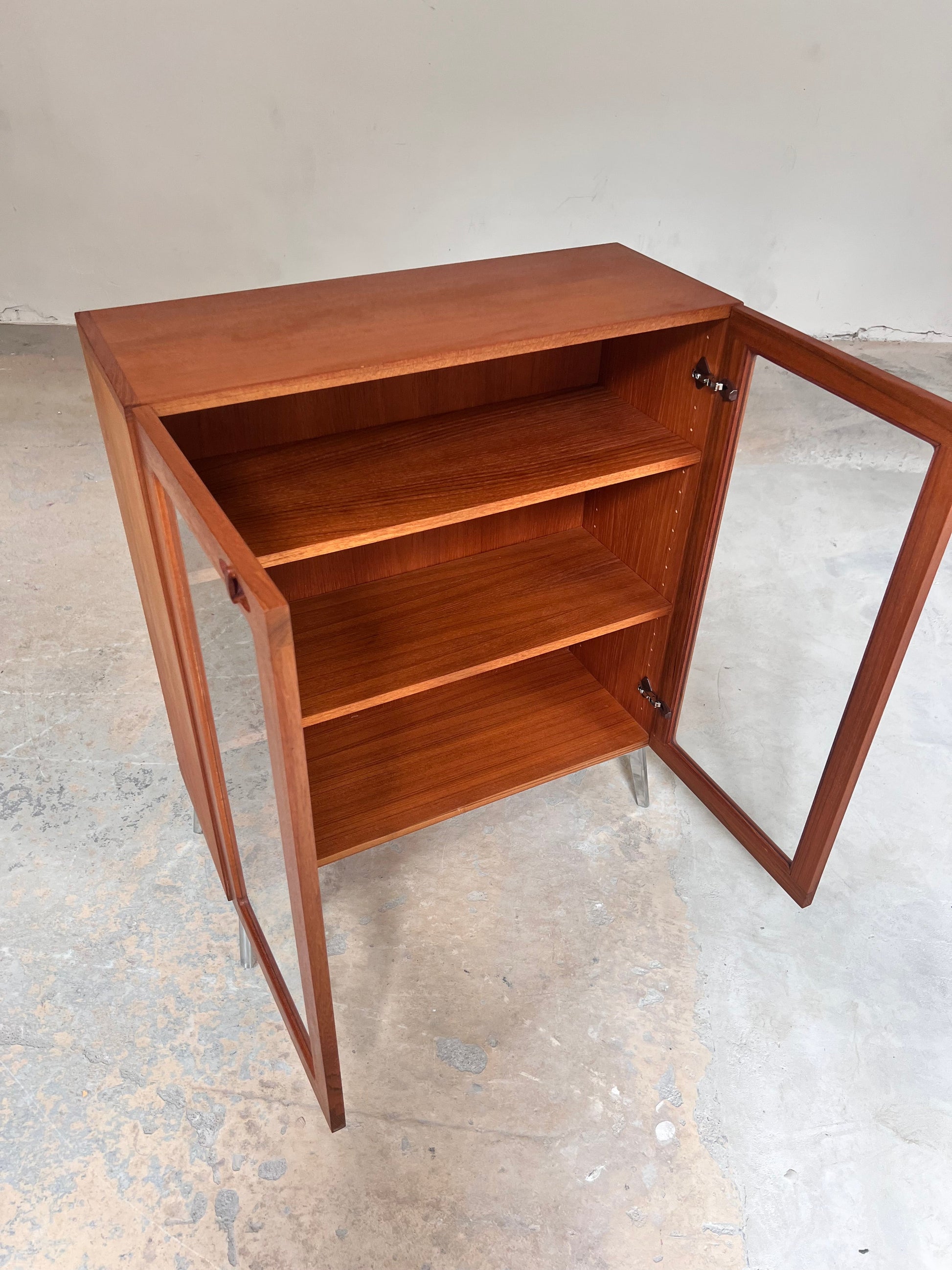 Vintage Vitrinenschrank Teak von H.W. Klein für Bramin mit neuen Chromfüßen