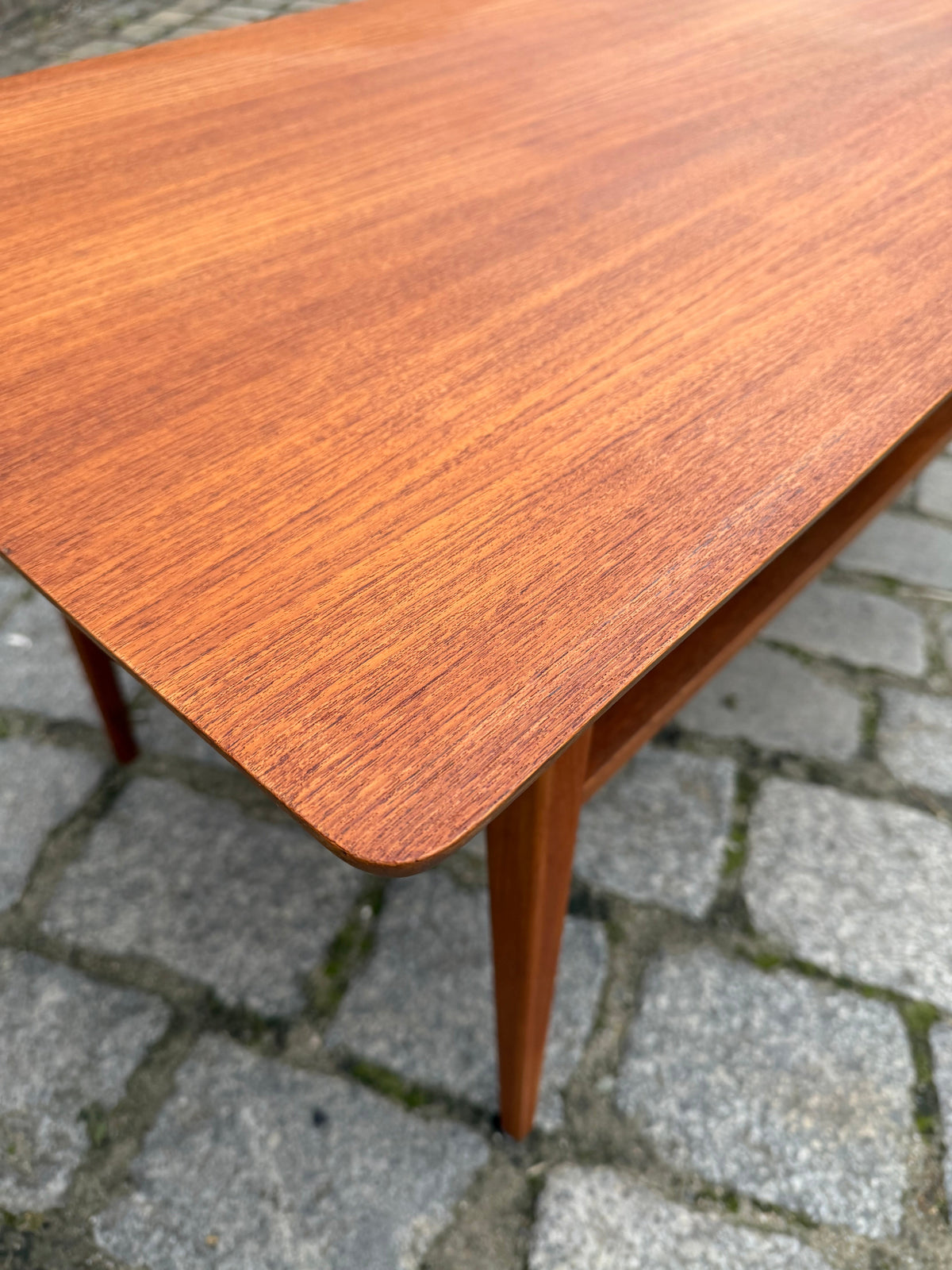 Vintage Couchtisch Teak mit Ablage aus Dänemark
