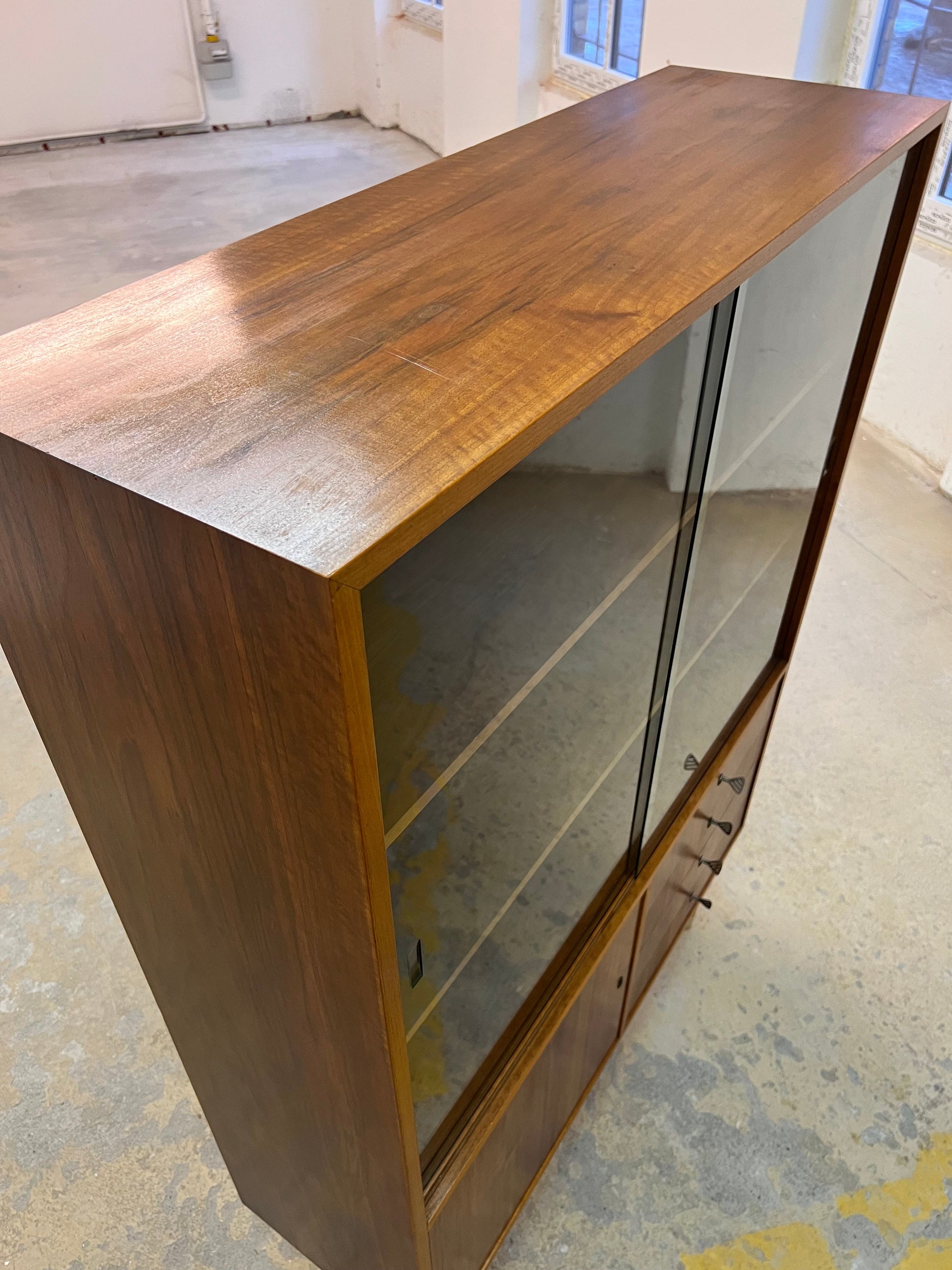 Vintage Vitrinenschrank von Deutsche Werkstätten Hellerau, Nussbaum, restauriert, Glasschiebetüren