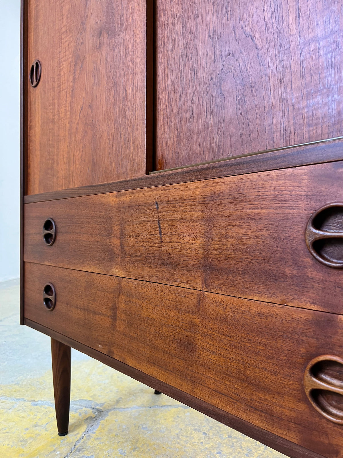 Vintage Schrank Teak aus Dänemark mit Schiebetüren und Schubladen, runde Griffmulden