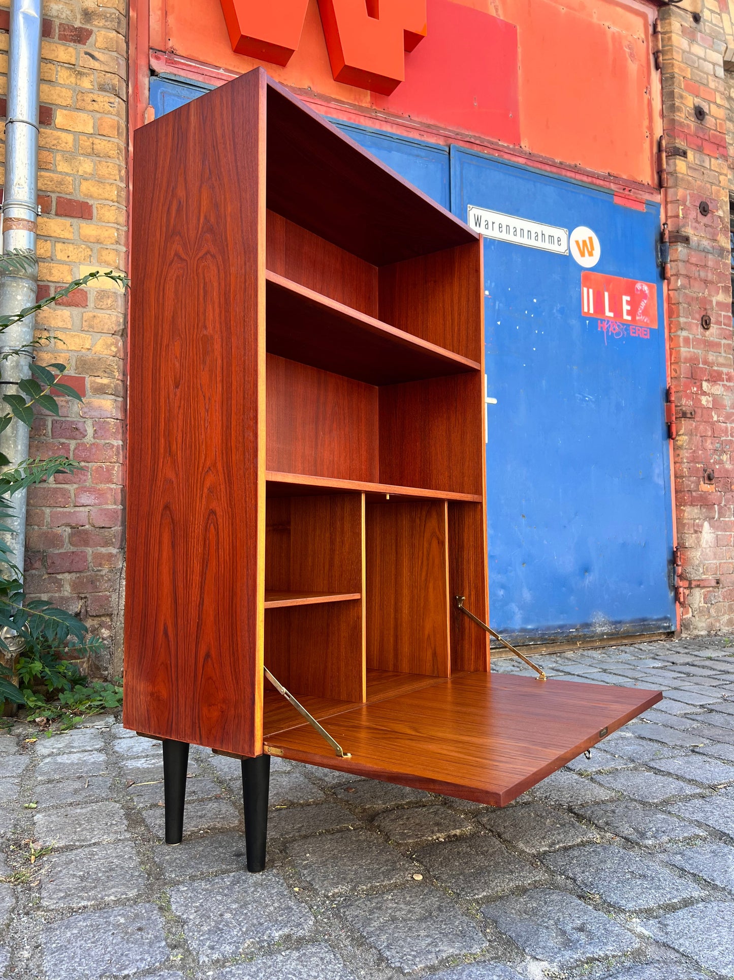 Teak shelf with lockable compartment