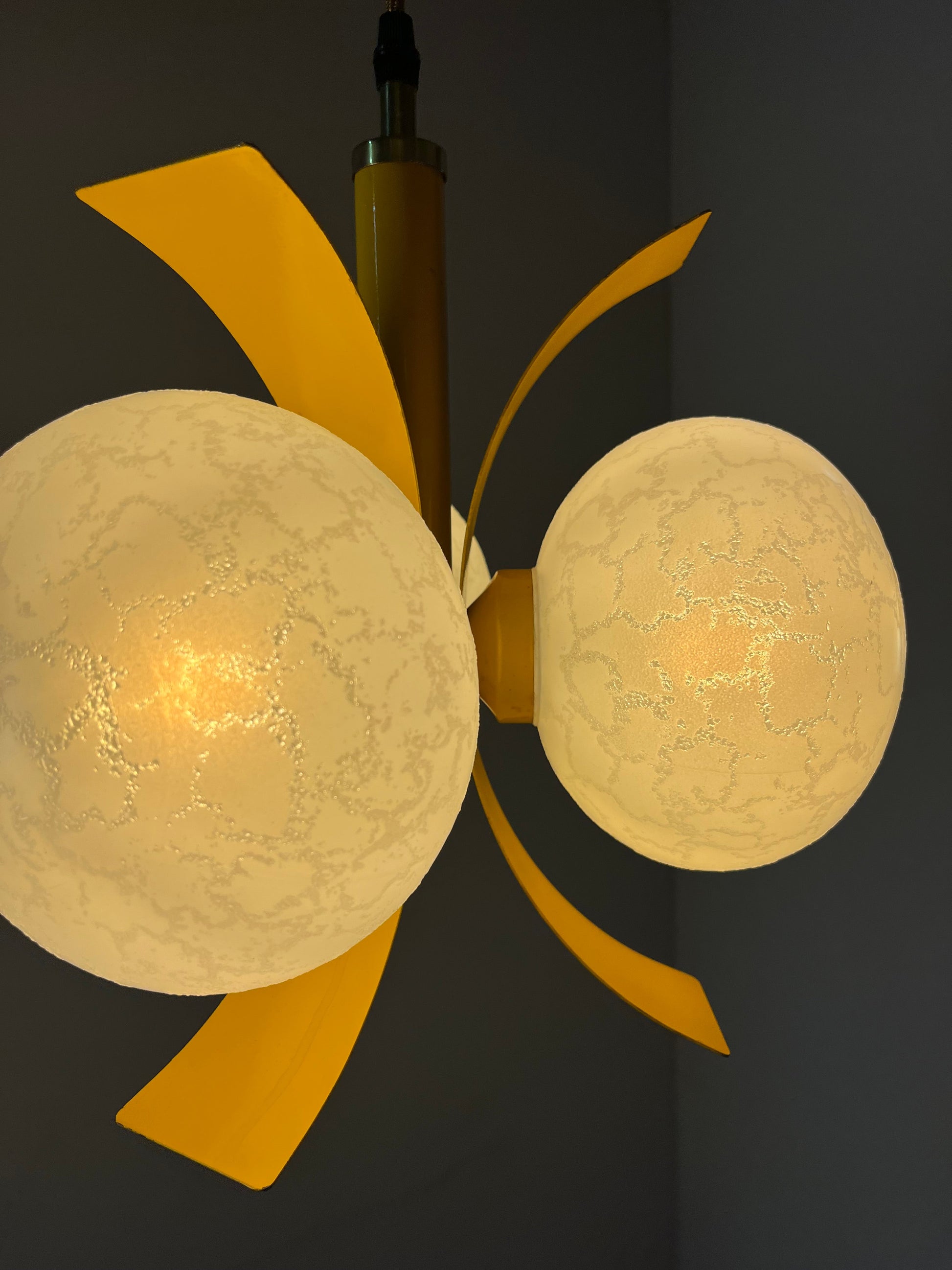 Vintage Hängelampe gelb weiß von Richard Essig für Pre-Loved ocker