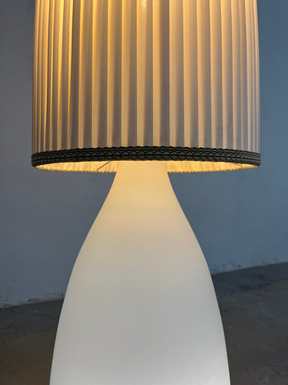 Vintage Stehlampe mit Opalglasfuß und Plisseeschirm