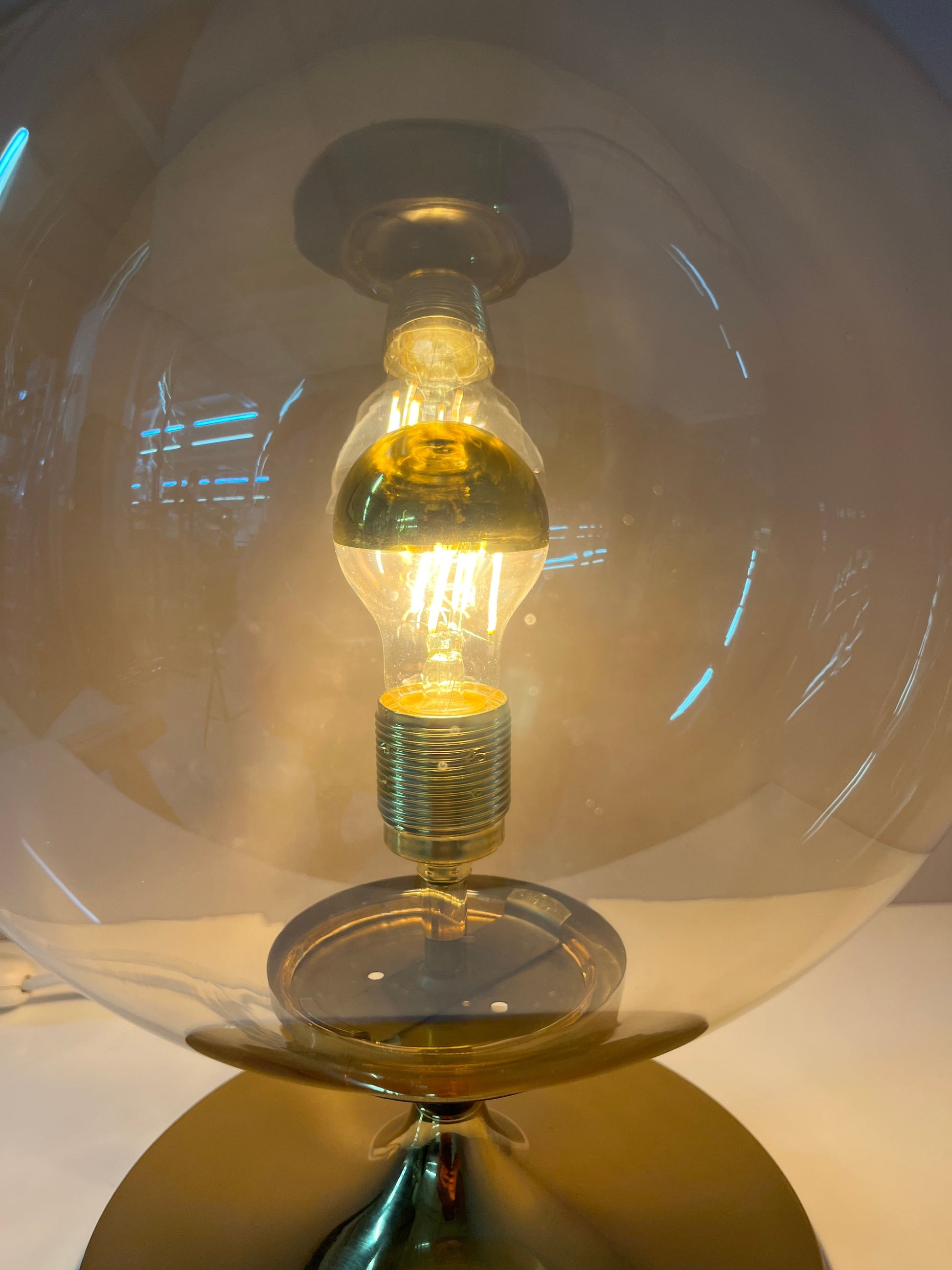 Vintage Tischlampe mit Glaskugel und Messingfuß