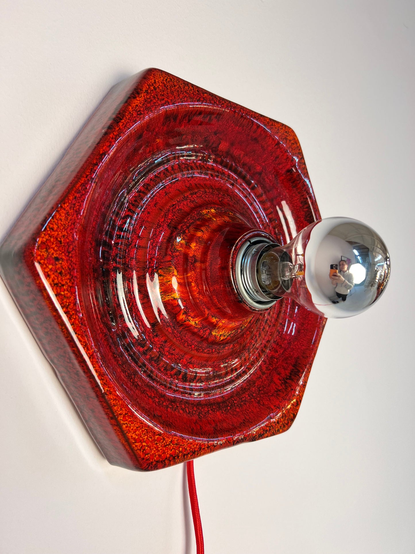 Vintage Wandlampe von Hustadt Leuchten, rote Keramik in Hexagon-Form