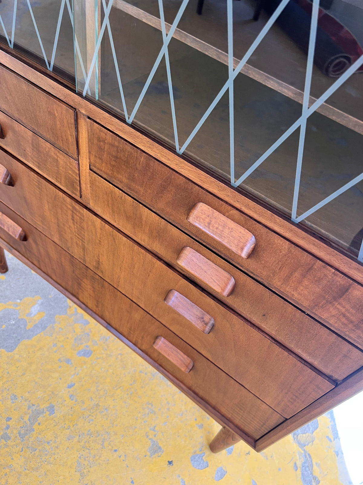 Vintage Vitrinenschrank aus Teak aus Dänemark, refurbished, Nussbaum, Braun, Glas