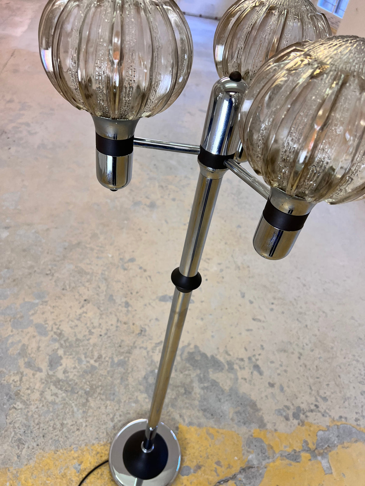 Vintage Stehlampe Chrom 1970er Jahre geriffelter Glasschirm