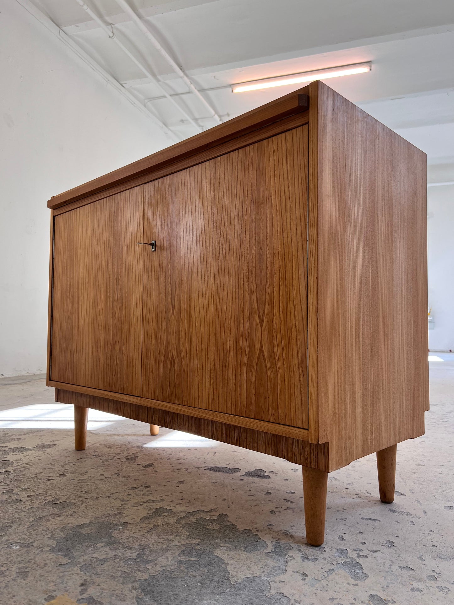 Vintage Schrank mit Auszug von Hellerau