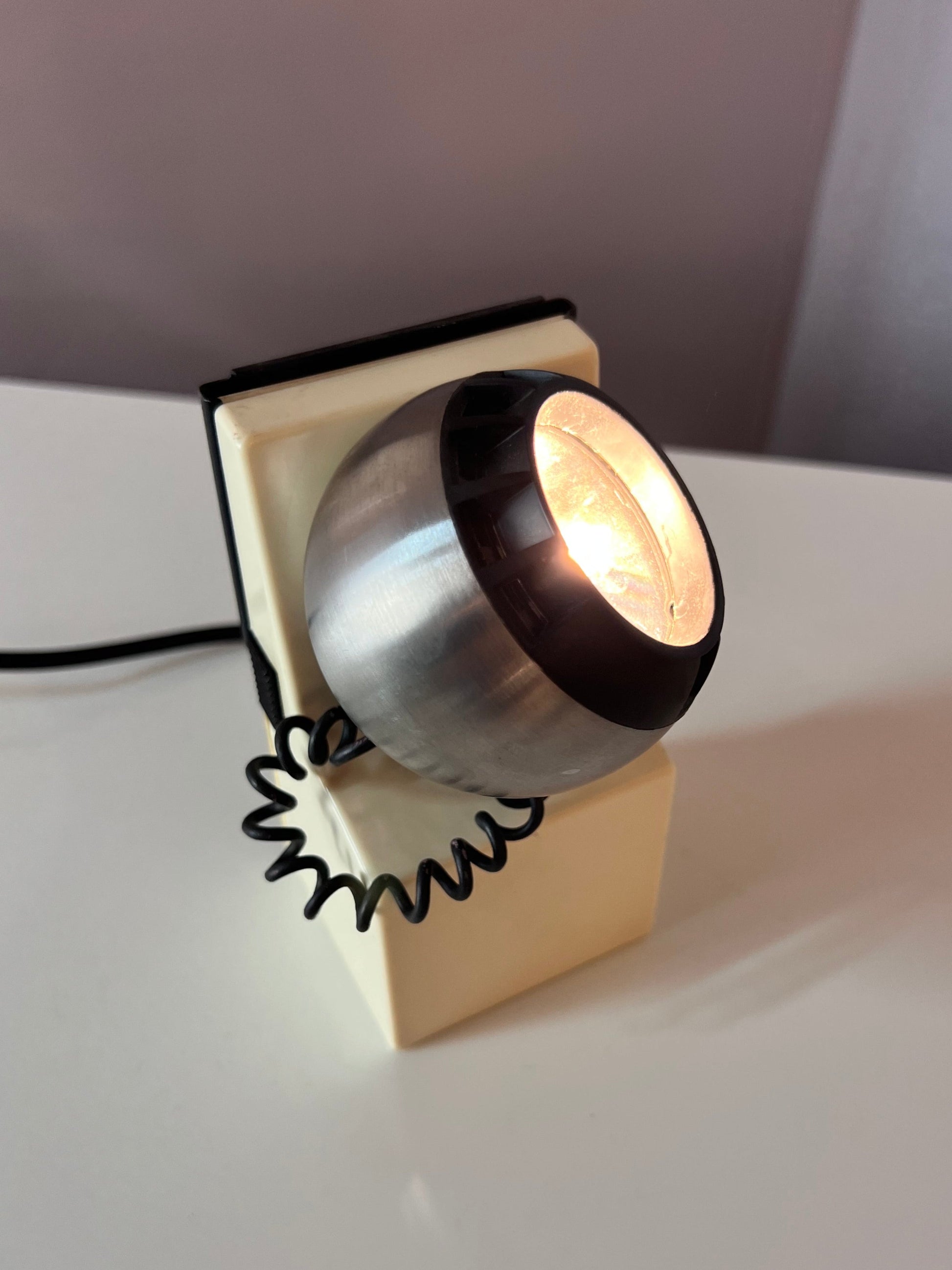 Tischlampe weiß silber mit Kugelkopf von Osram