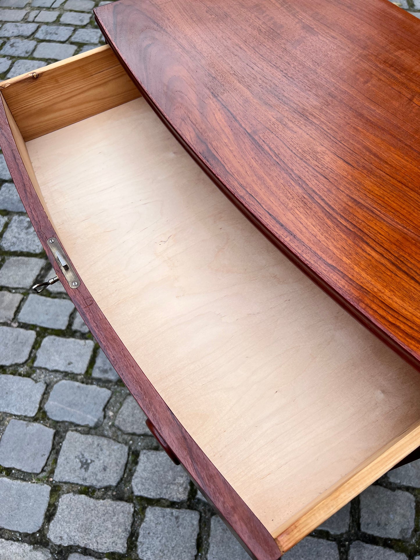 Vintage Kommode Teak gerundete Front Dänemark