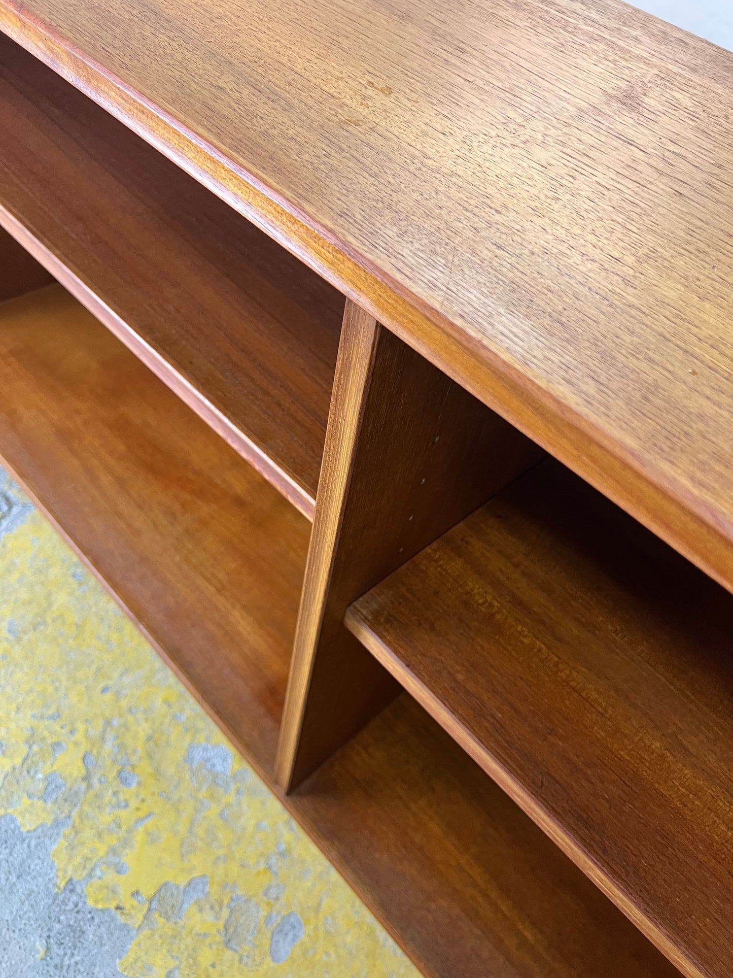 Vintage Regal Teak auf Hairpinlegs von rt Möbel