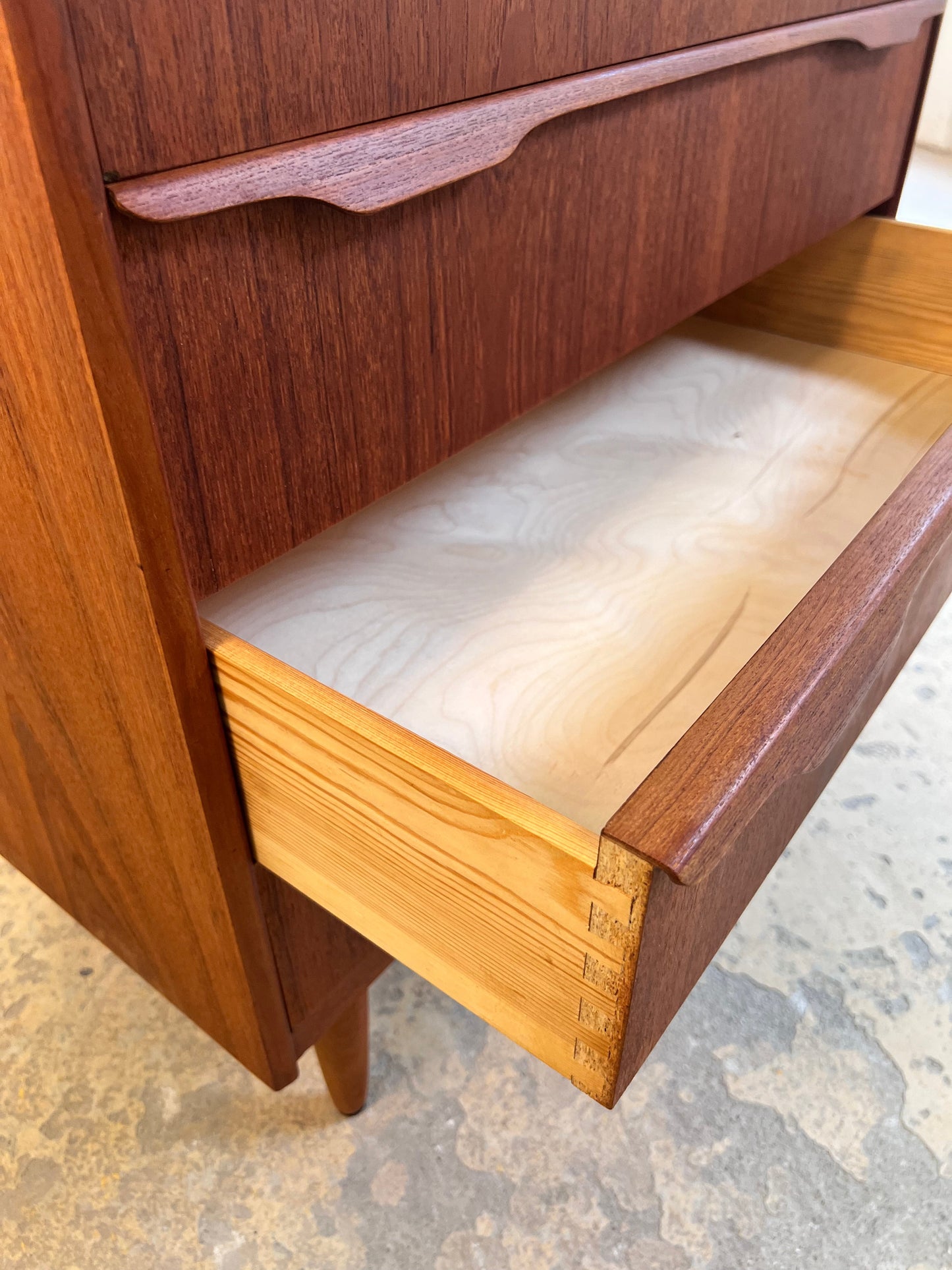 Vintage Kommode aus Dänemark, Teak, Holz und Messinggriffe, Schloss