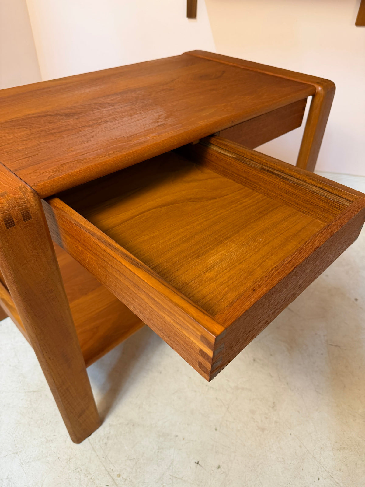 Beistelltisch Teak mit Schubladen und Ablage aus Dänemark
