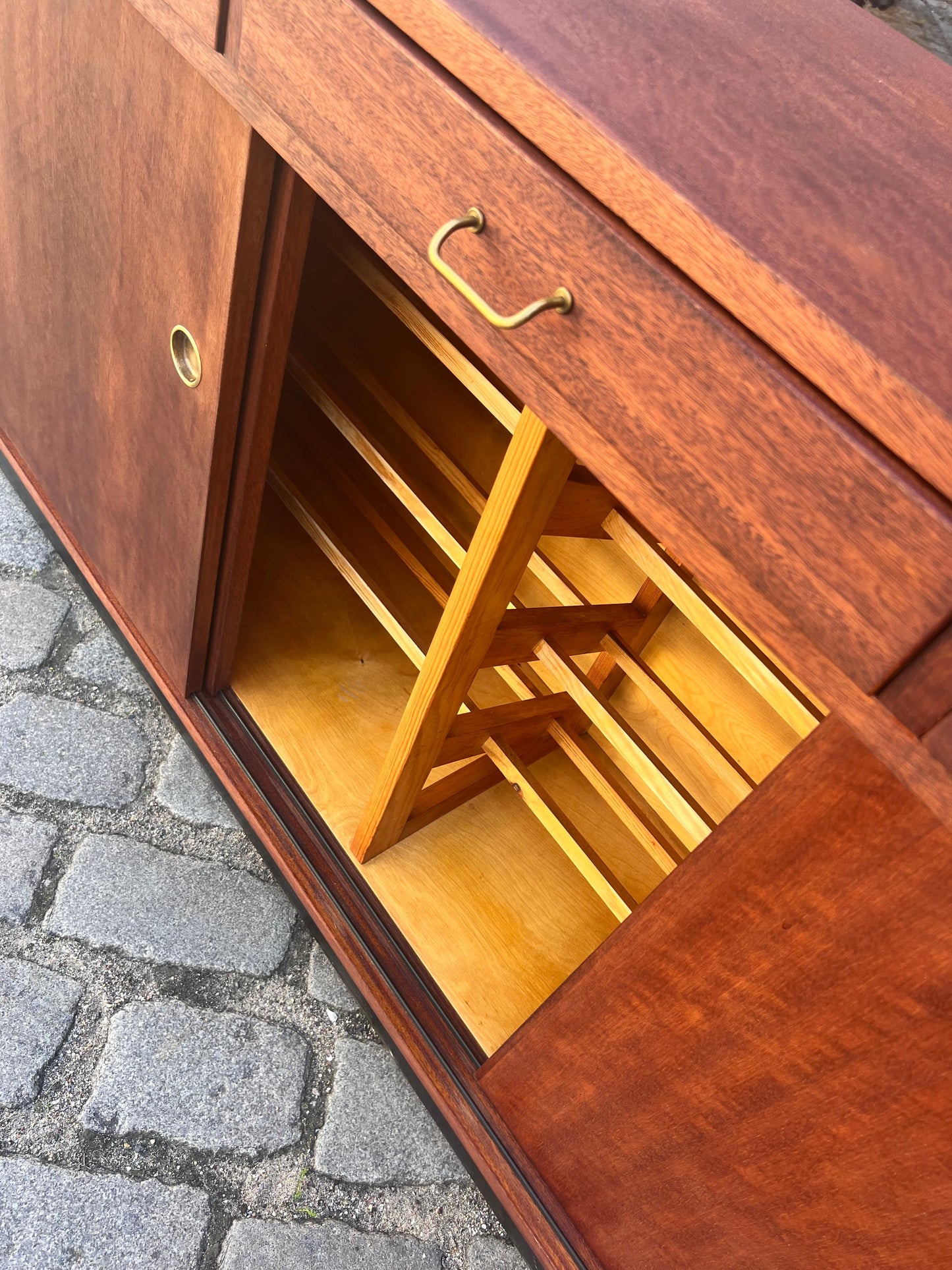 Vintage Schuhschrank Teak mit Messinggriffen aus Dänemark