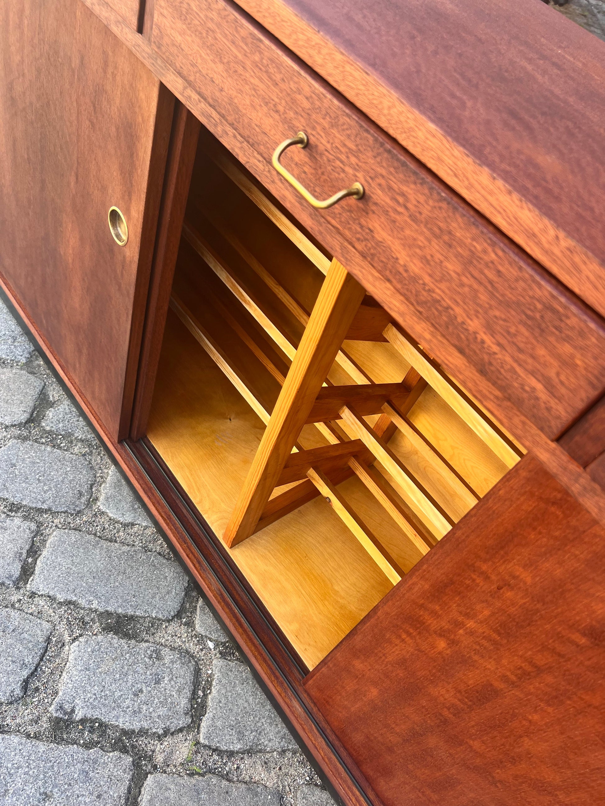 Vintage Schuhschrank Teak mit Messinggriffen aus Dänemark