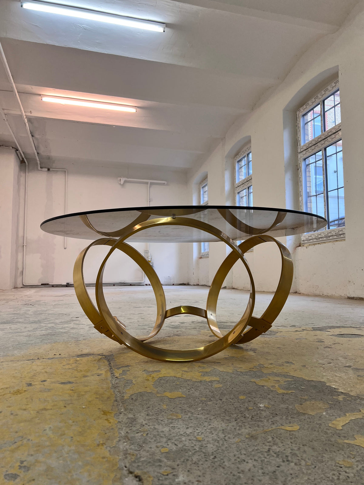 Vintage Couchtisch rund Hesterberg von Knut Hesterberg für Ronald Schmitt mit Messinggestell und Rauchglas