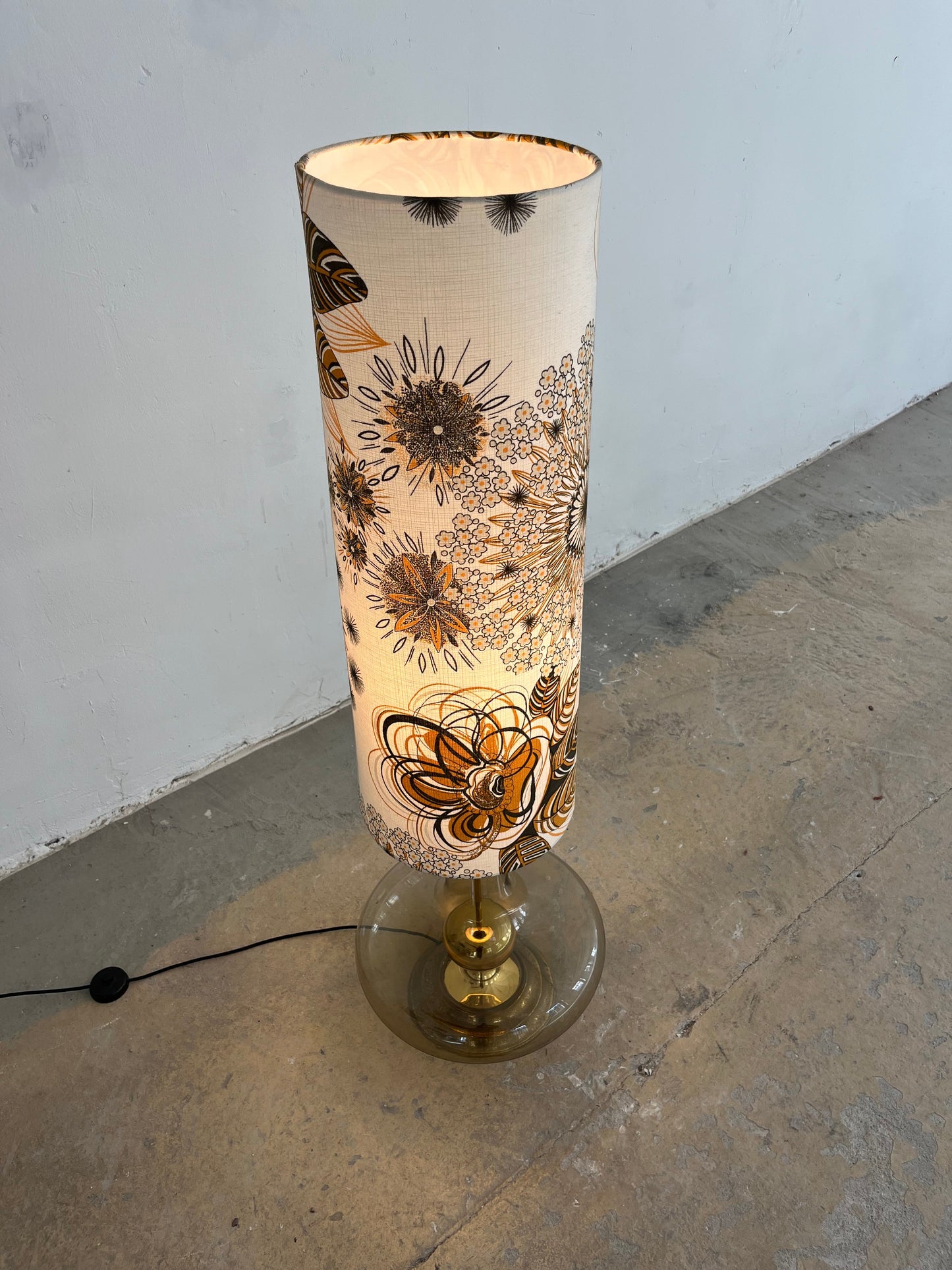 Vintage Stehlampe mit Rauchglasfuß und floralem Schirm