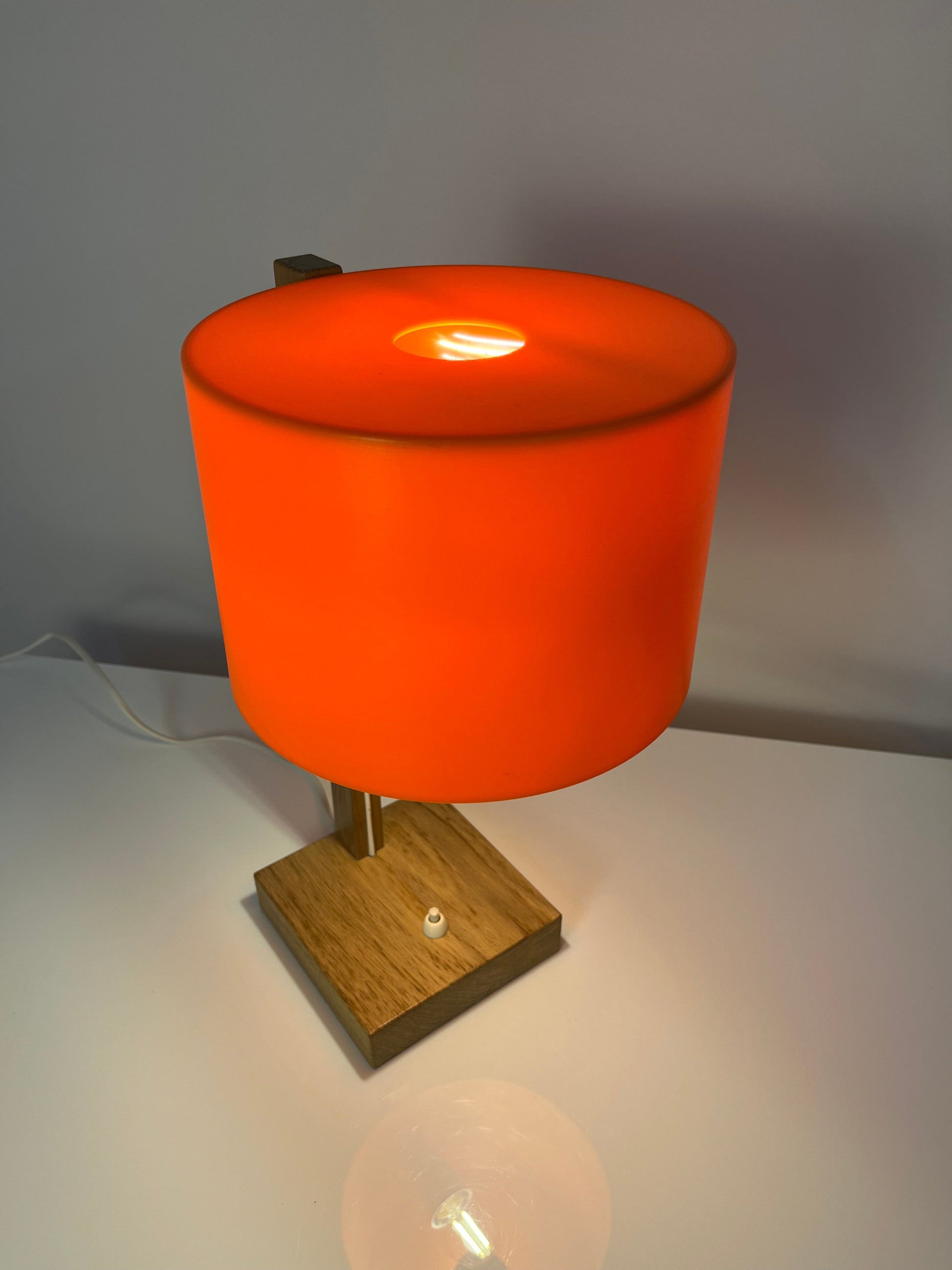 Vintage Schreibtischlampe in Orange und Eiche von Luxus Vittsjö