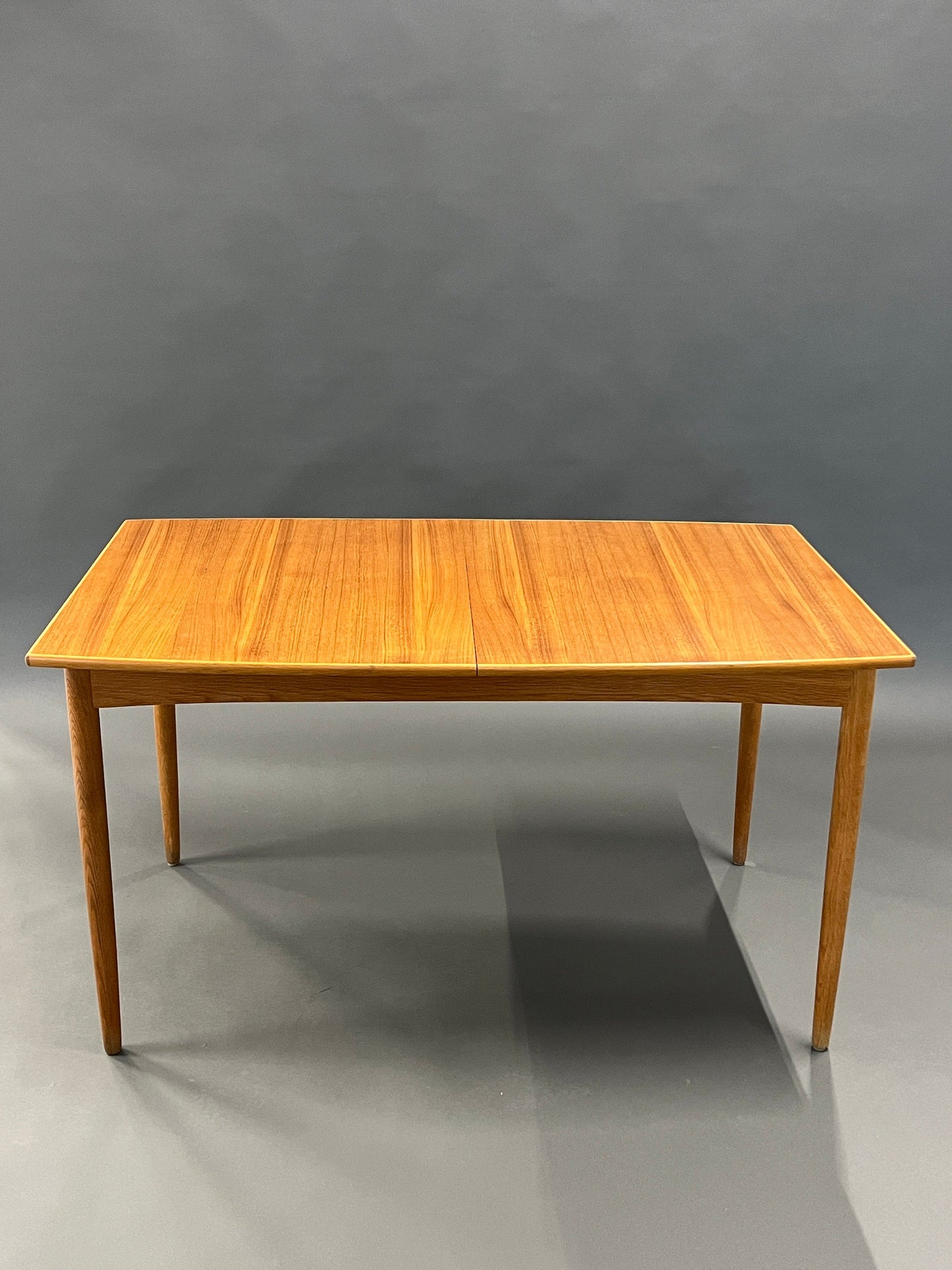 Table à manger vintage en placage de teck