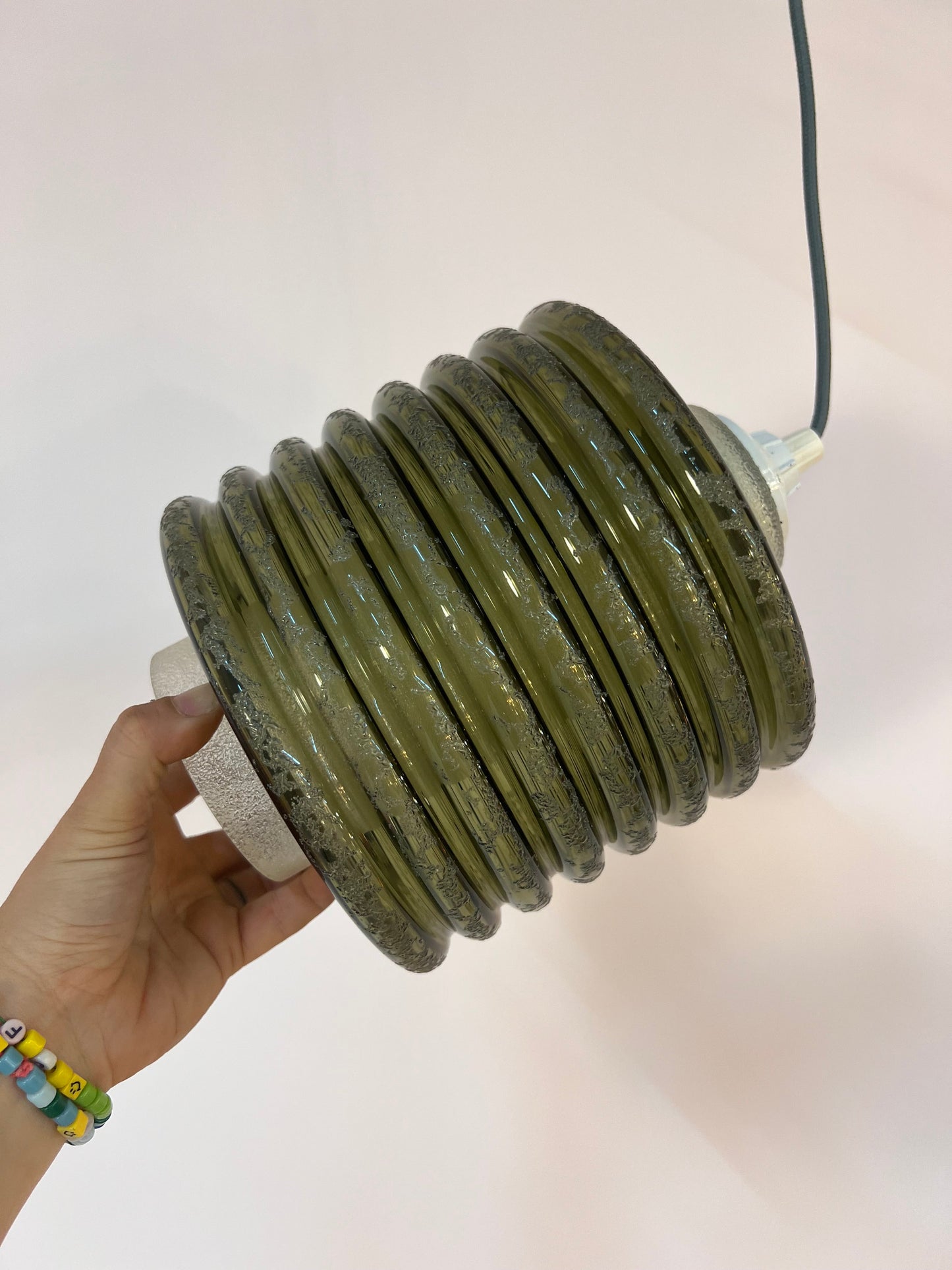 Vintage Hängelampe oliv weiß strukturiert mit zwei Glasschirmen