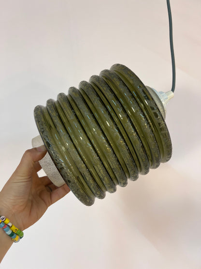 Vintage Hängelampe oliv weiß strukturiert mit zwei Glasschirmen
