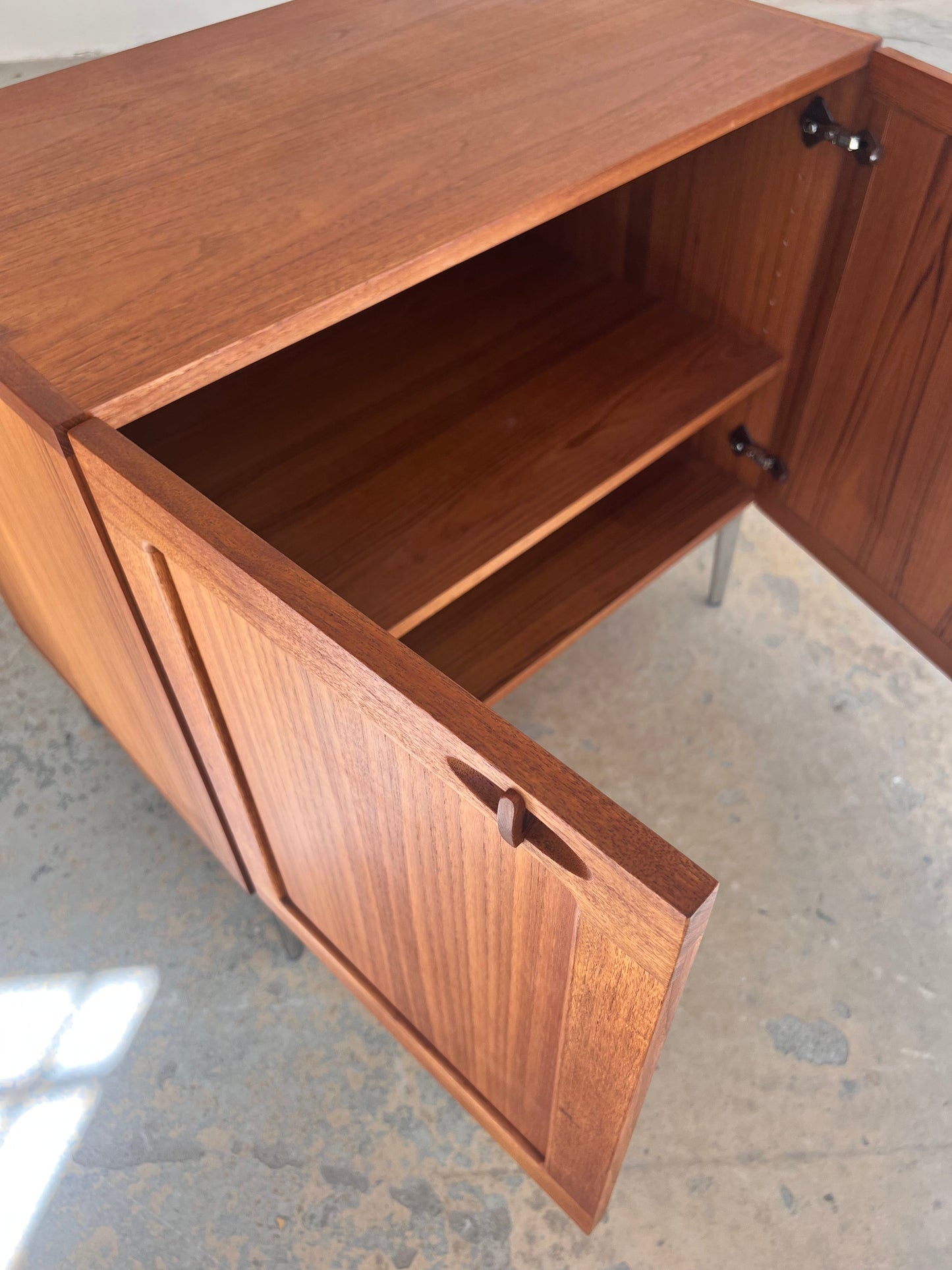 Vintage Kommode aus Teak mit Flügeltüren und neuen Chromfüßen von H. W. Klein