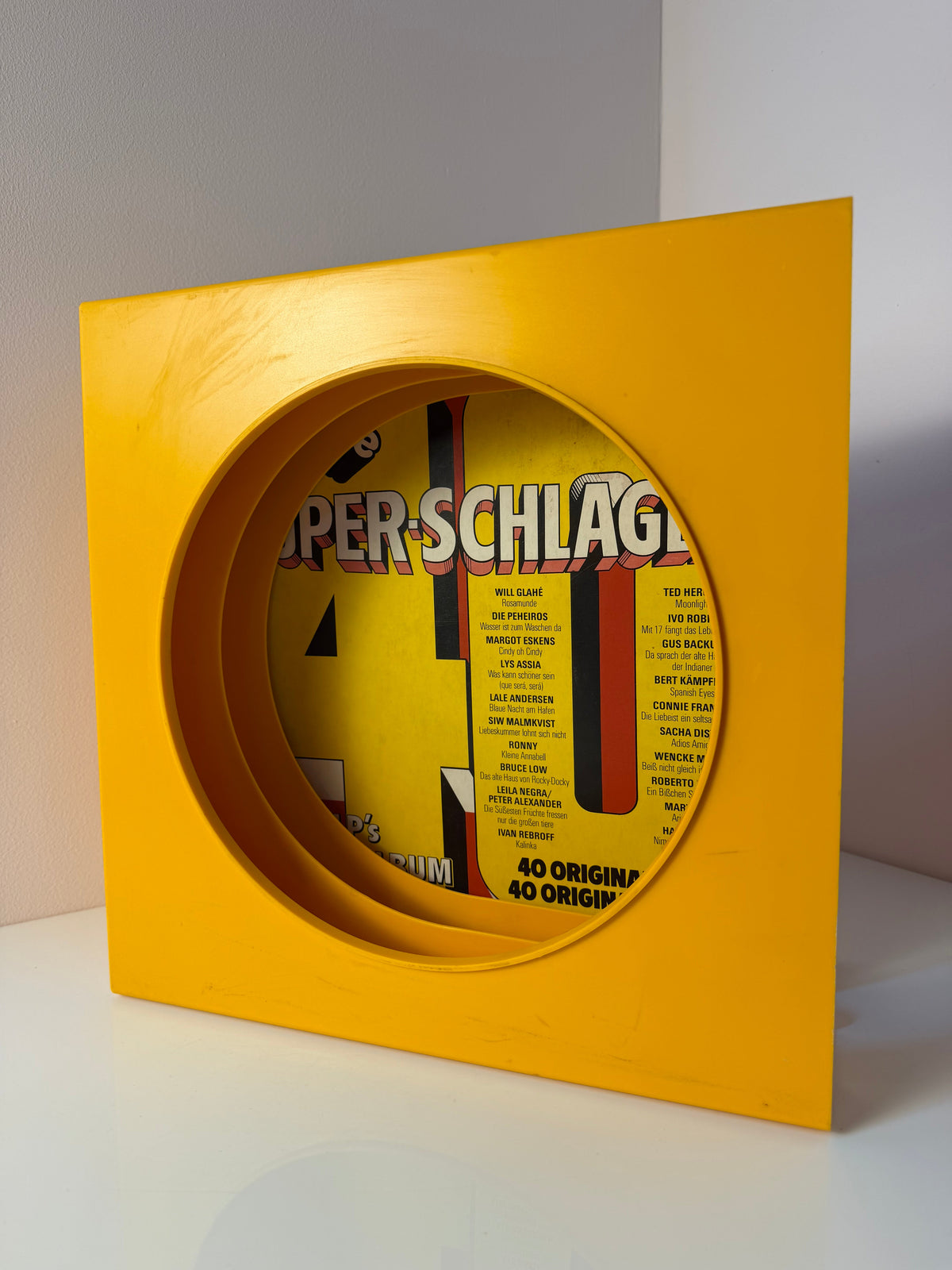 Vintage Schallplattenständer gelb von Schweizer Design