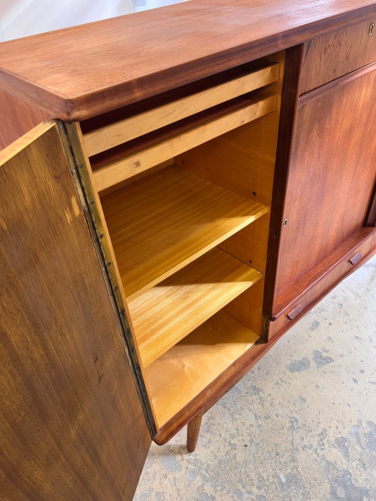 Vintage Kommode aus Teak aus Dänemark refurbished braun rotstichig Teakholz Metall