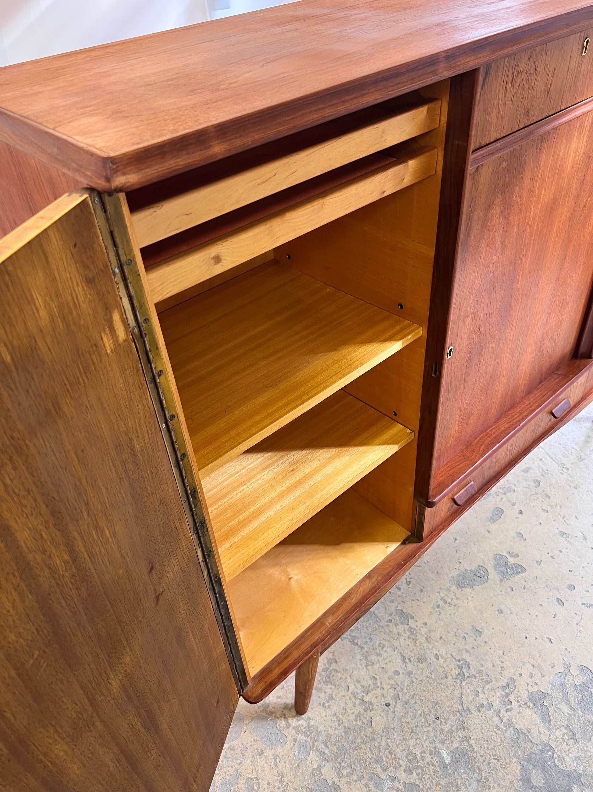 Vintage Kommode aus Teak aus Dänemark refurbished braun rotstichig Teakholz Metall