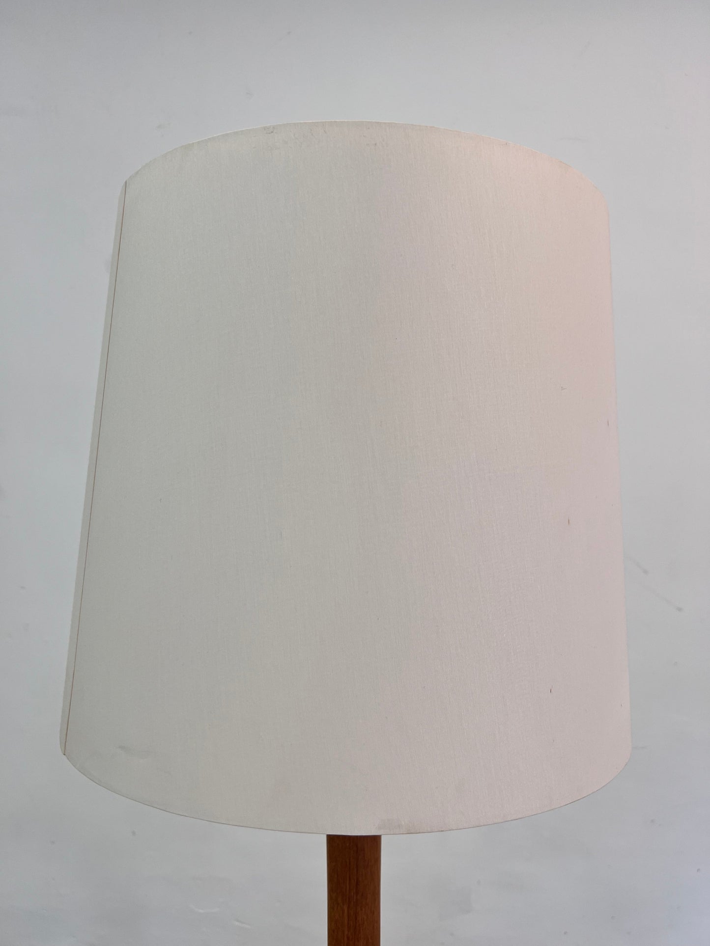 Vintage Stehlampe Teak mit Seidenschirm aus Dänemark