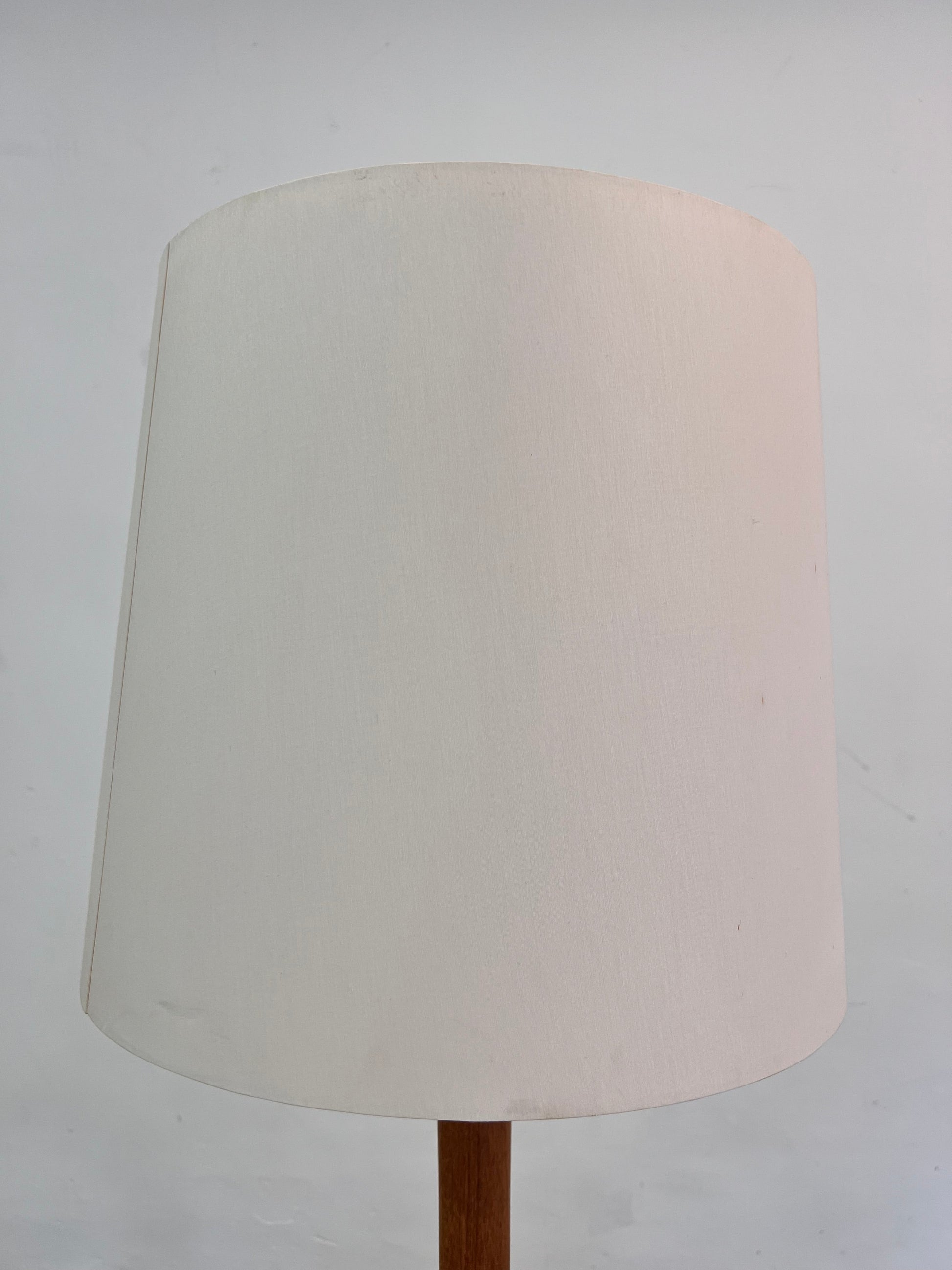 Vintage Stehlampe Teak mit Seidenschirm aus Dänemark