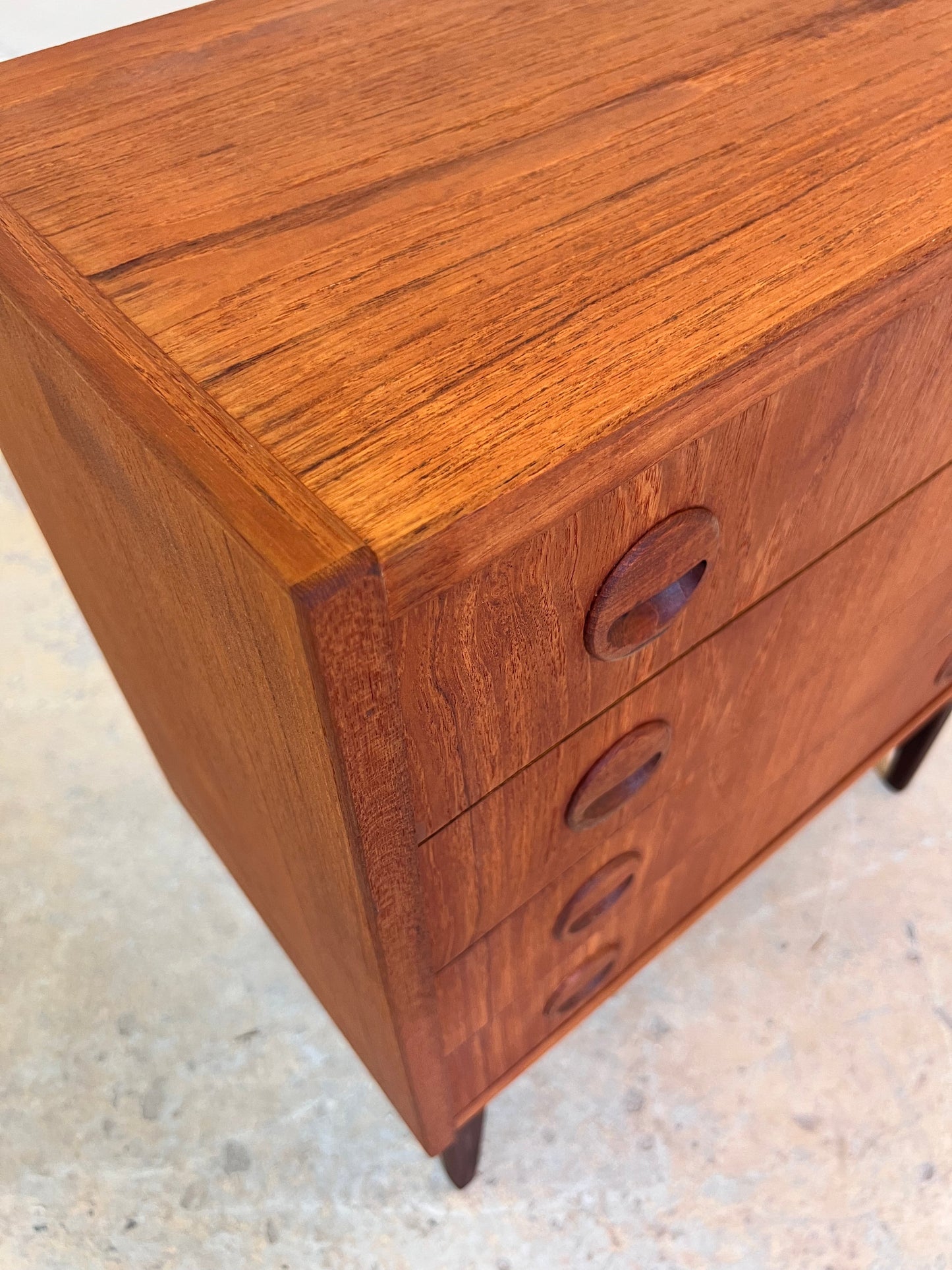 Vintage Kommode Teak mit runden Griffmulden aus Dänemark